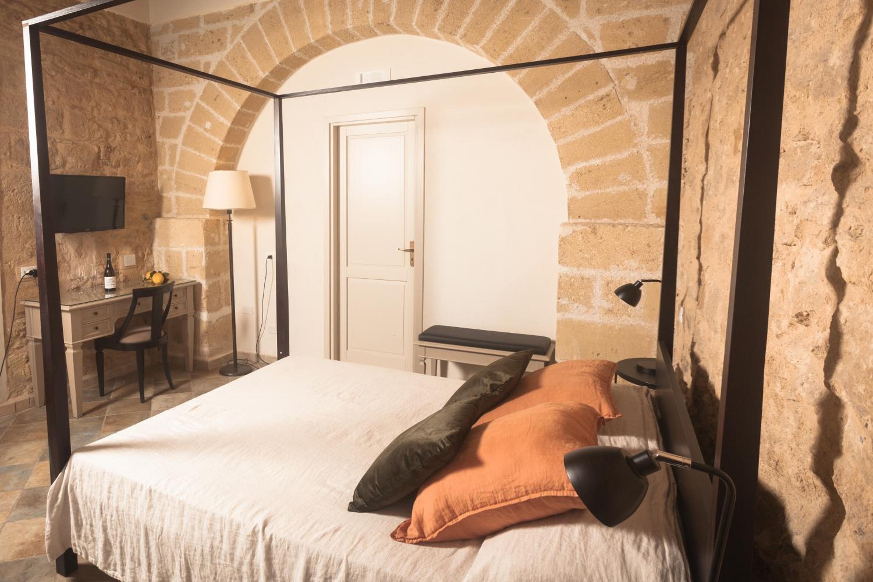 Deluxe Double or Twin Room photo 1