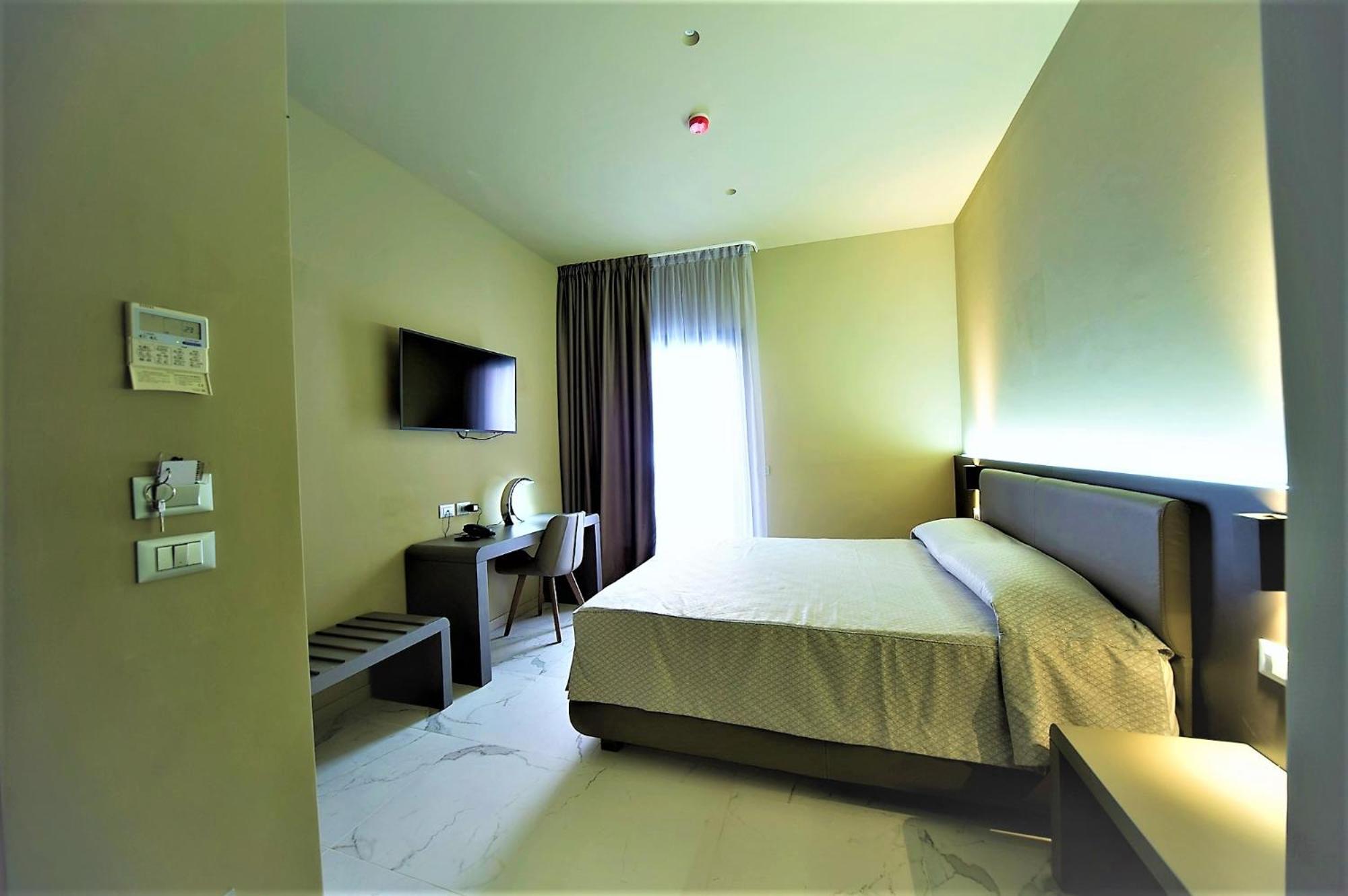 Double or Twin Room - Photo 7