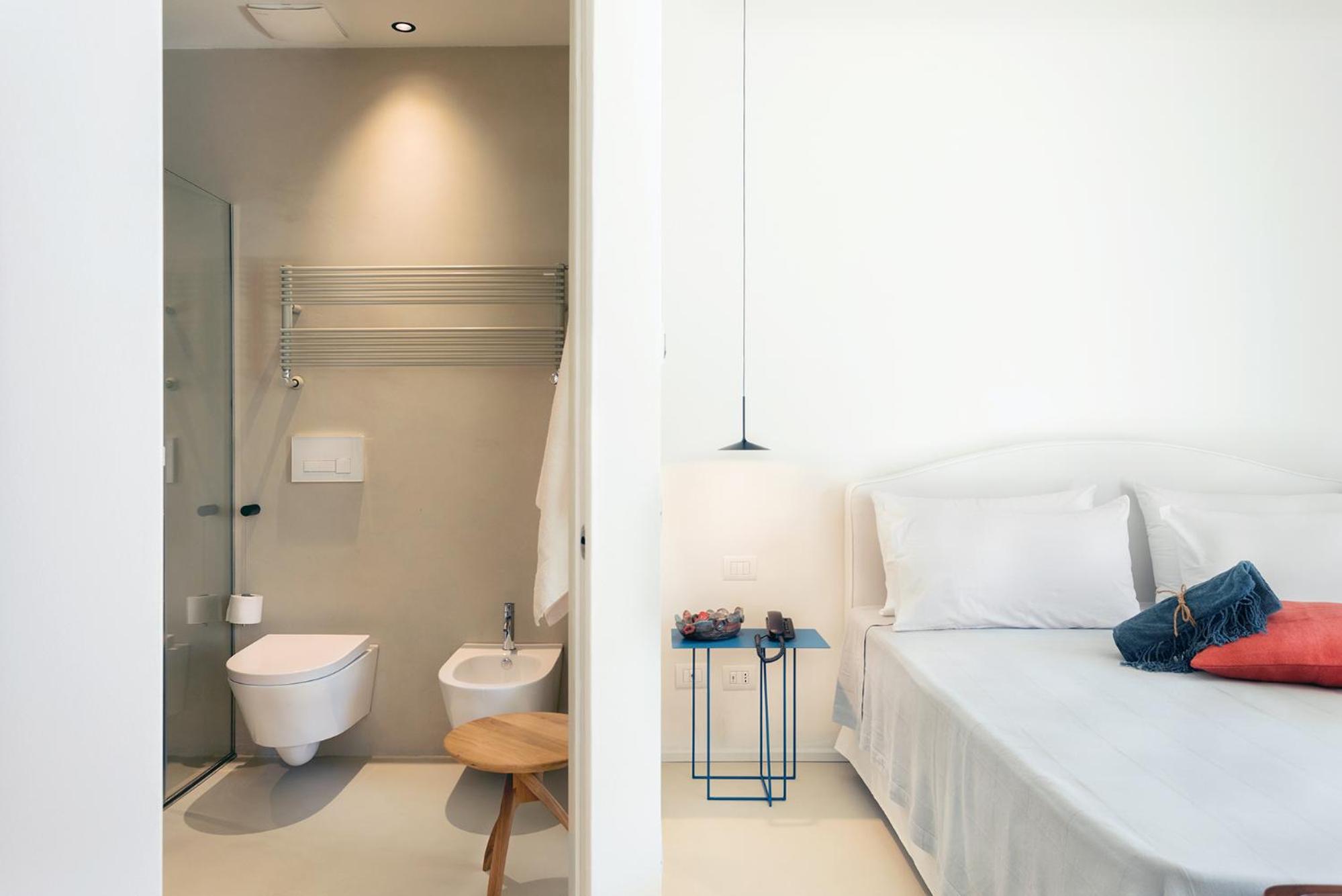 Deluxe Room with Spa Bath - Photo 11