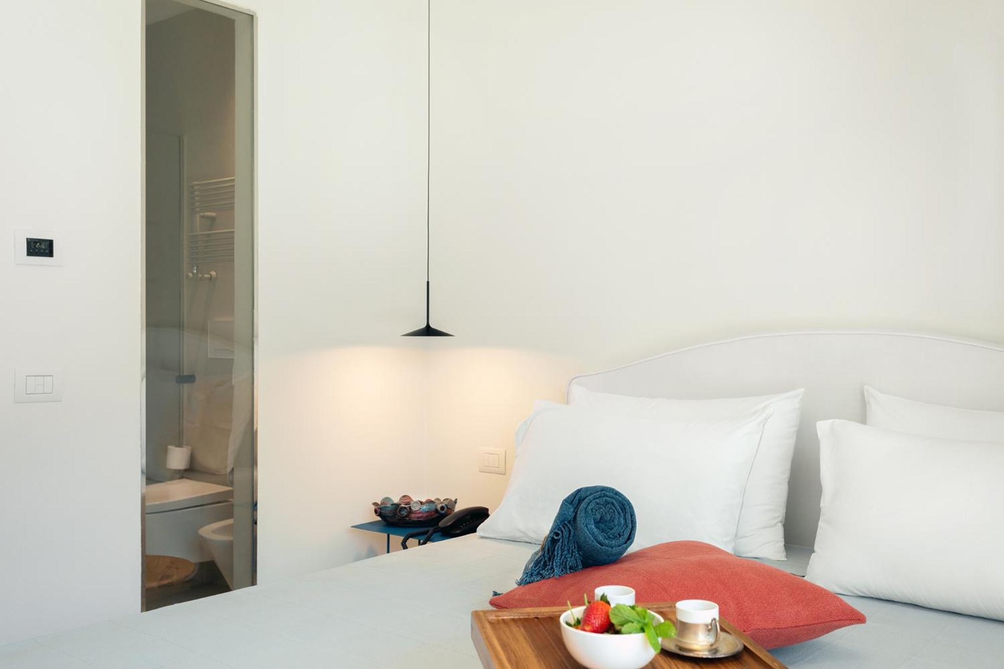 Deluxe Room with Spa Bath - Photo 7