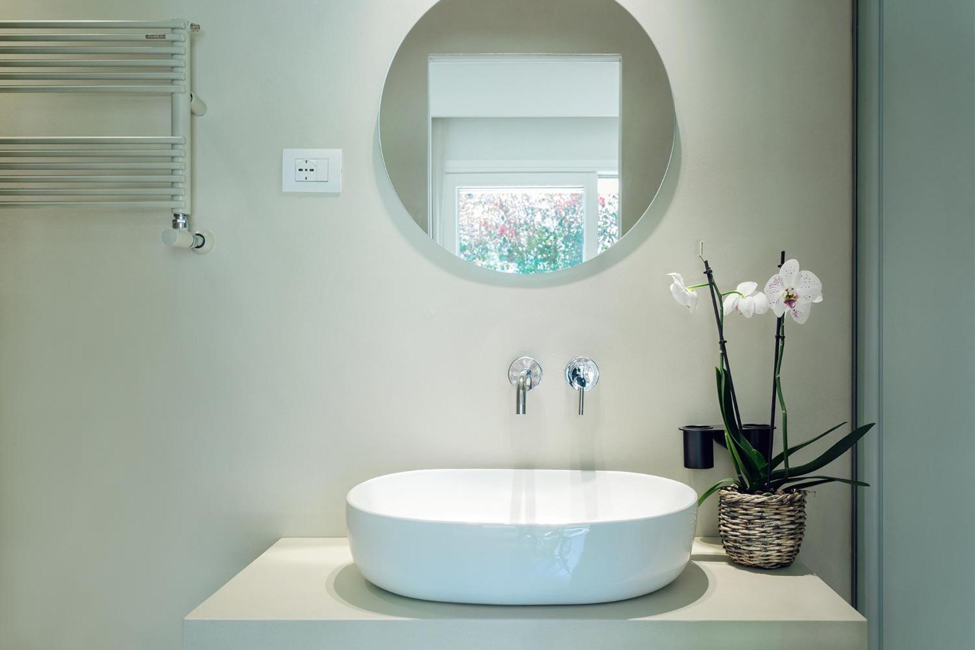 Deluxe Room with Spa Bath - Photo 13