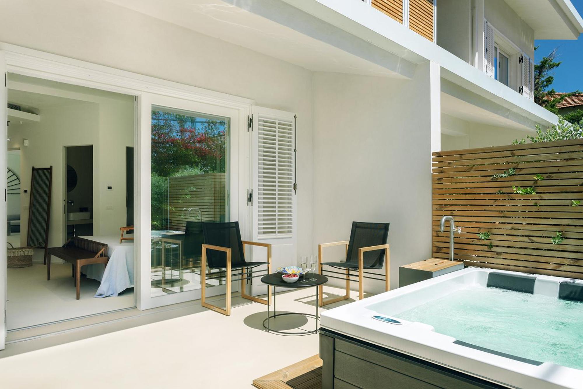Deluxe Room with Spa Bath - Photo 14