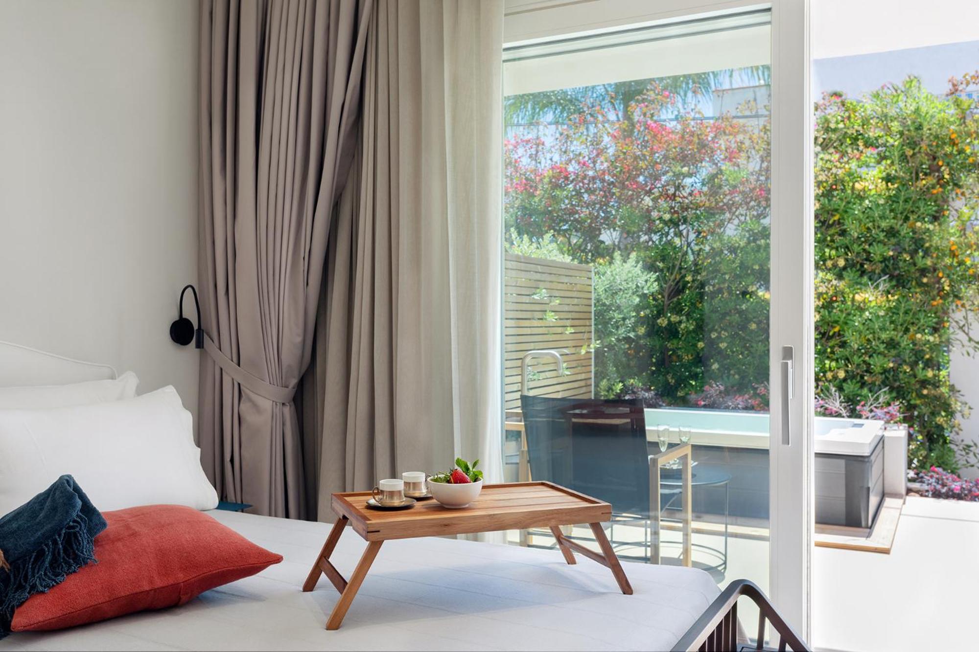 Deluxe Room with Spa Bath - Photo 3