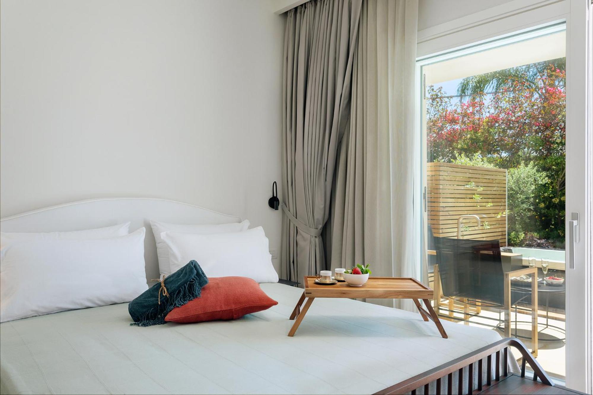 Deluxe Room with Spa Bath - Photo 2