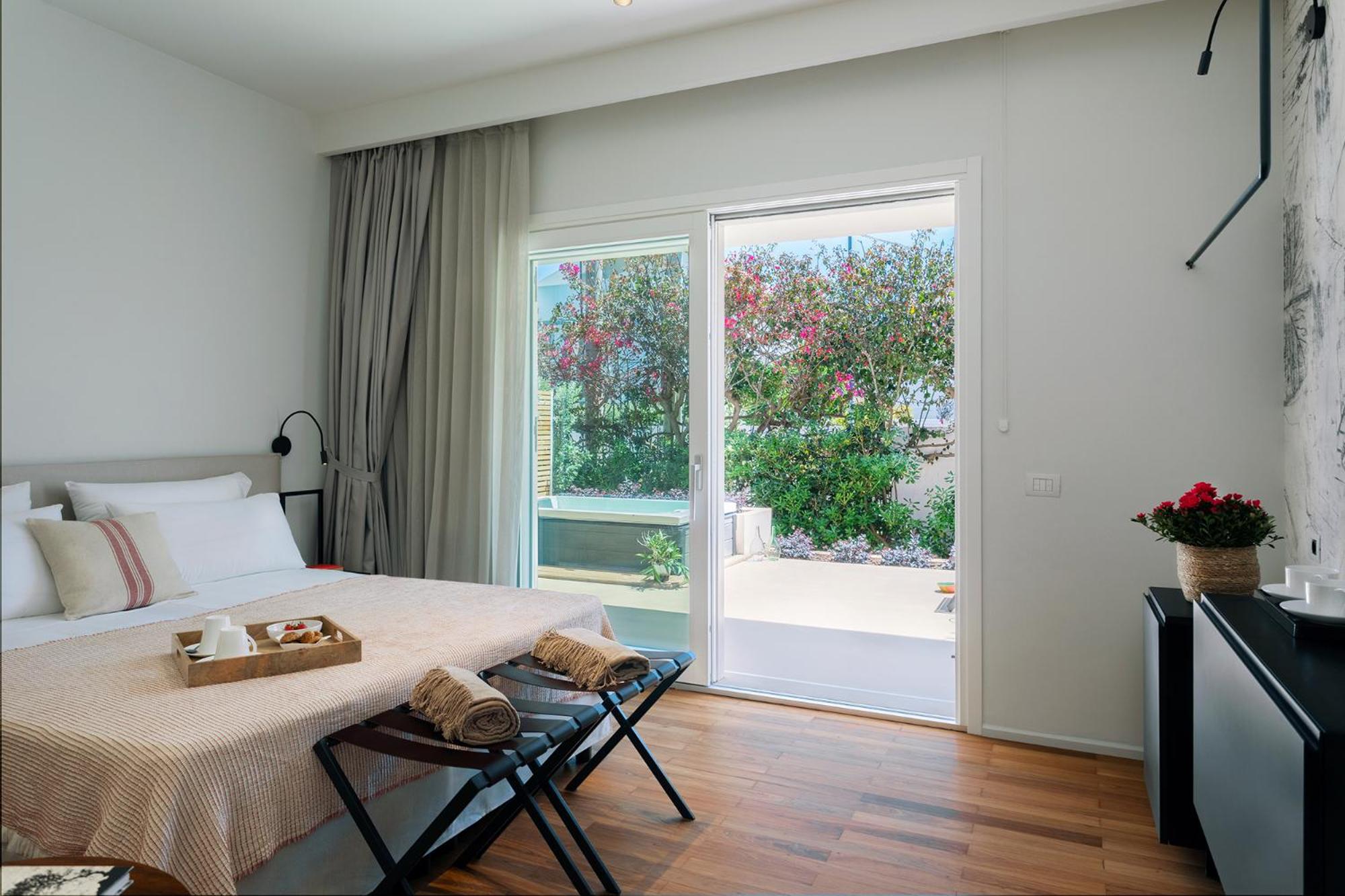 Deluxe Room with Spa Bath - Photo 16