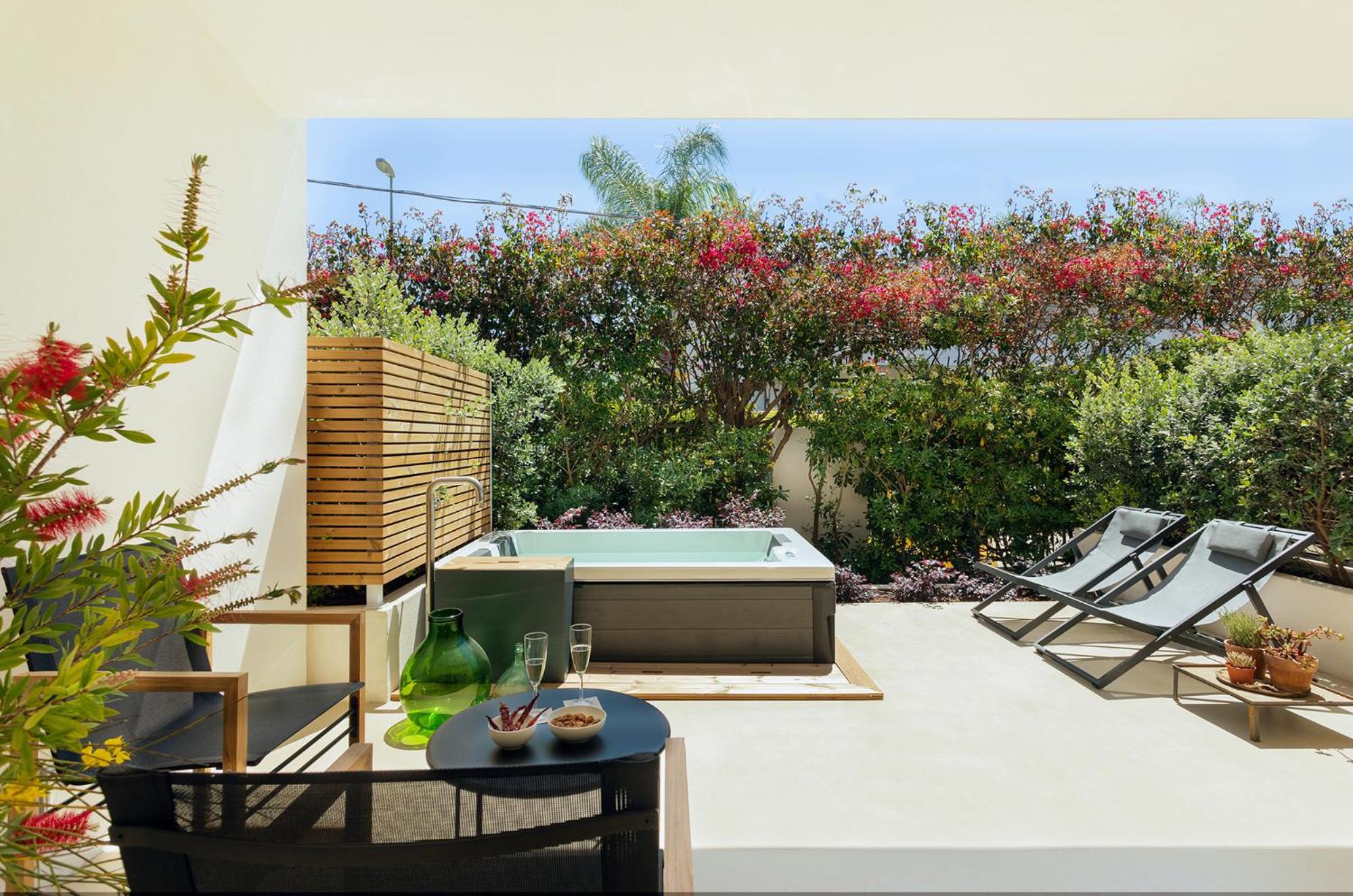 Deluxe Room with Spa Bath - Photo 8