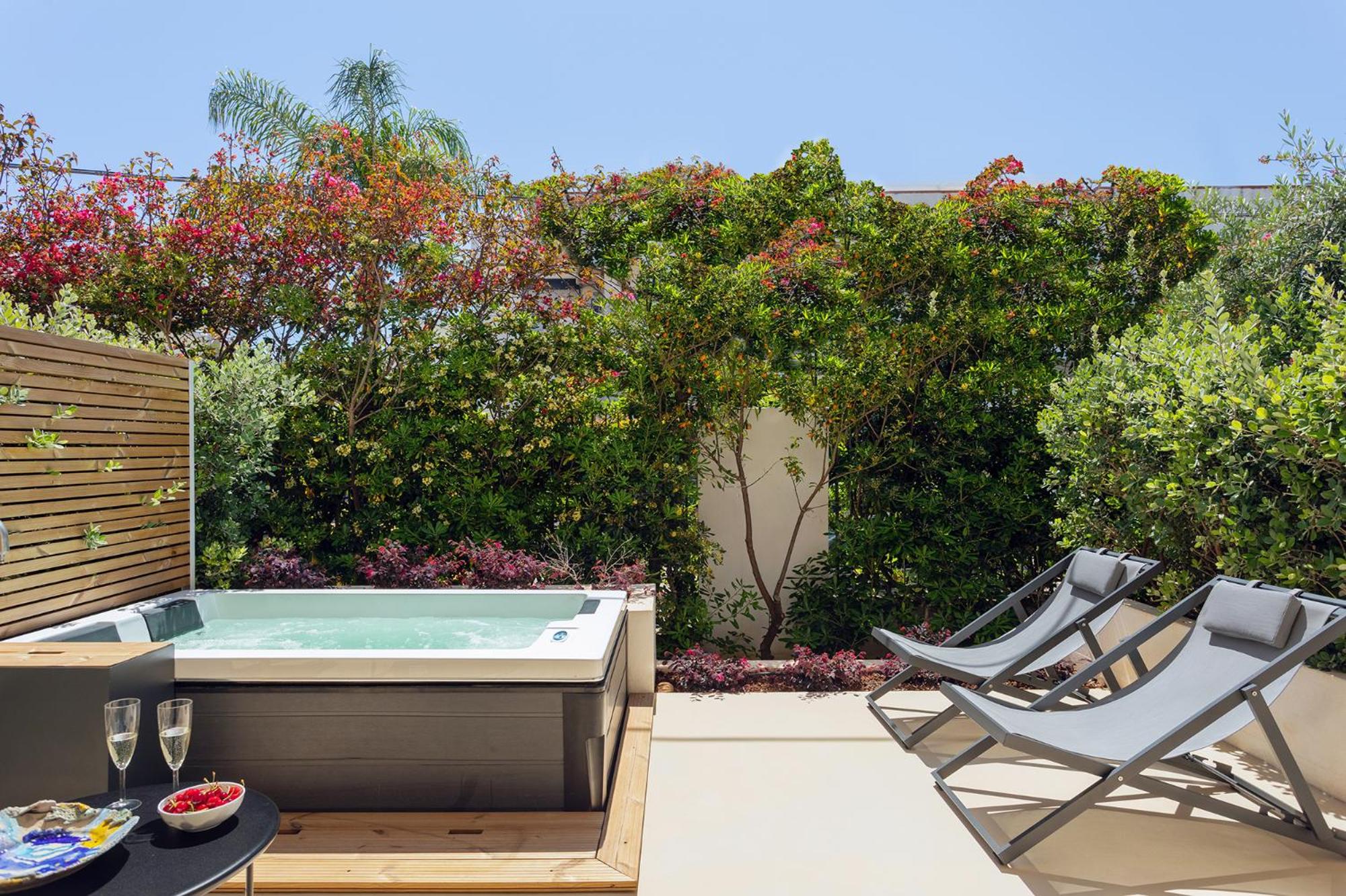 Deluxe Room with Spa Bath - Photo 9