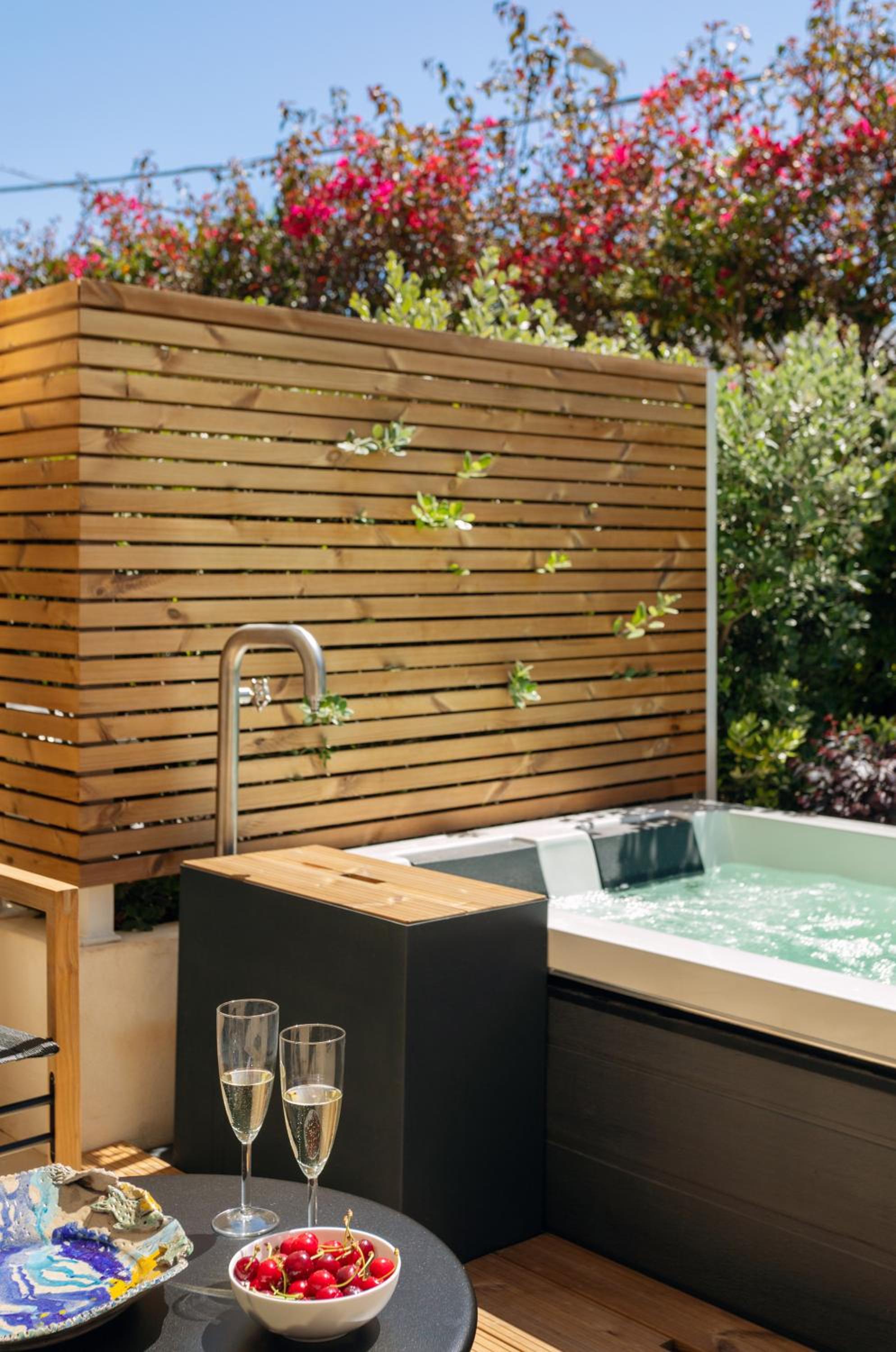 Deluxe Room with Spa Bath - Photo 17