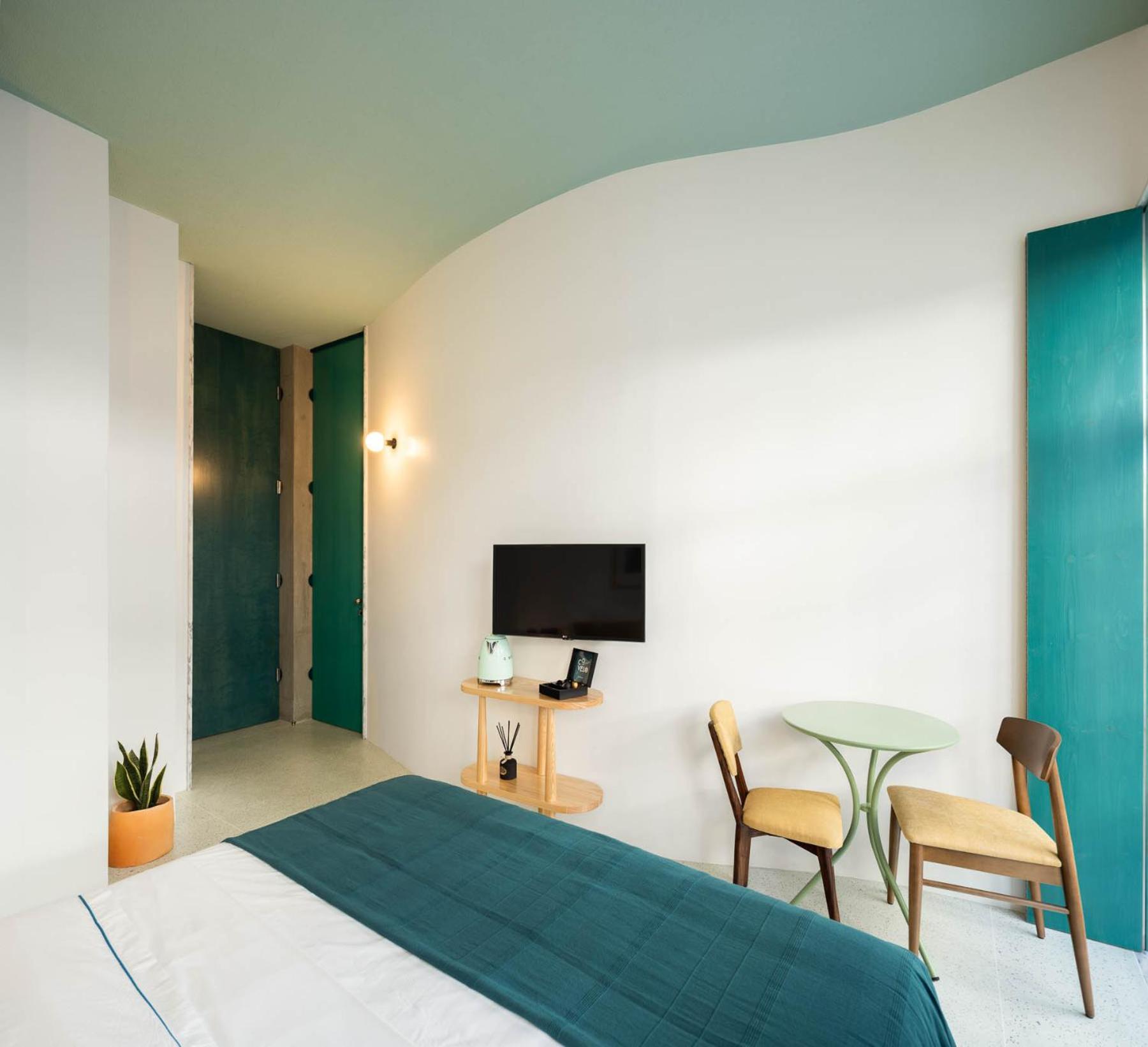 Superior Double or Twin Room with City View - Photo 6