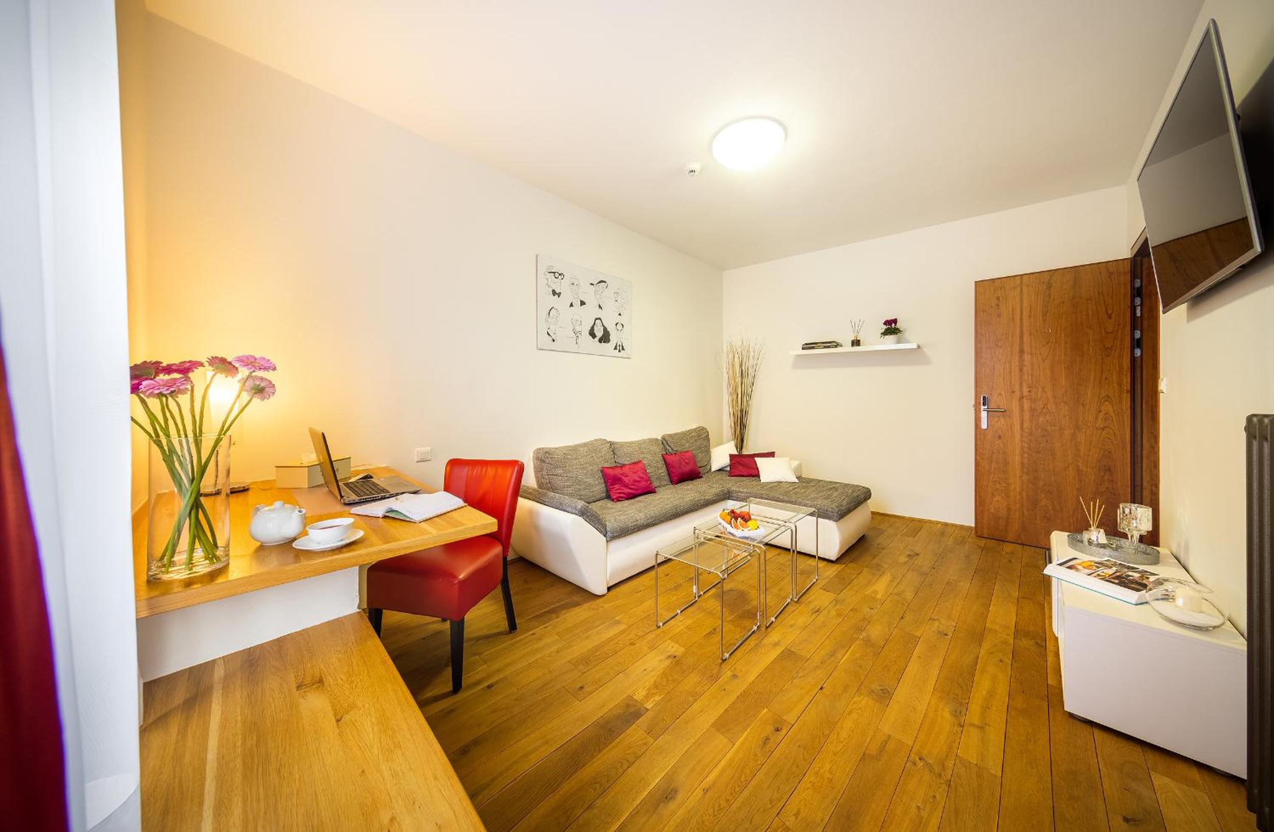 King Studio with Sofa Bed - Photo 6