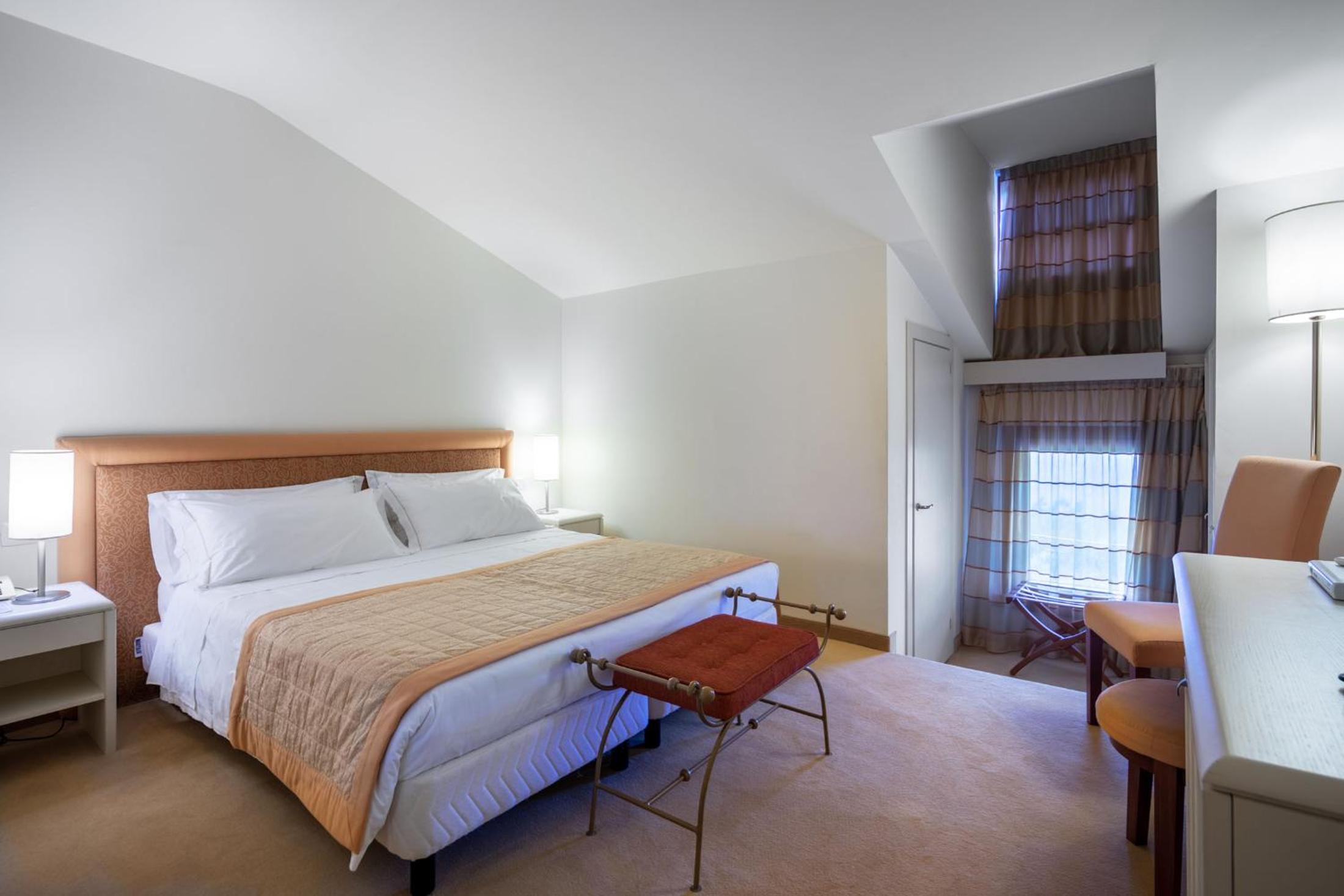 Deluxe Double Room - Photo 9