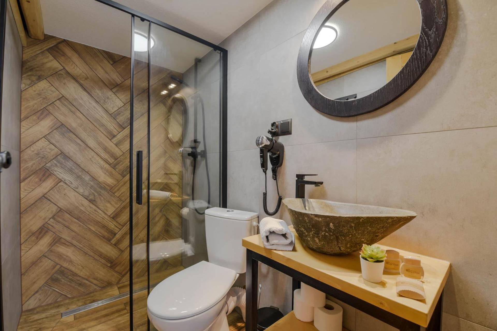 Deluxe Double Room with Shower - Photo 6