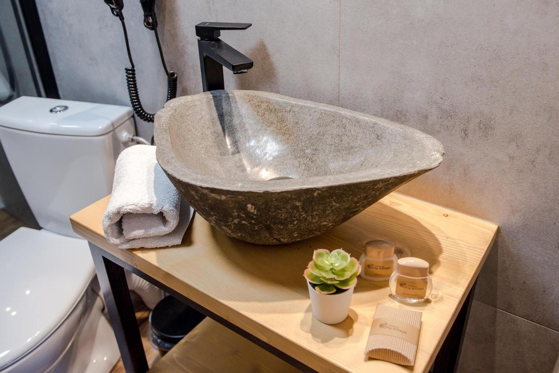 Deluxe Double Room with Shower - Photo 7