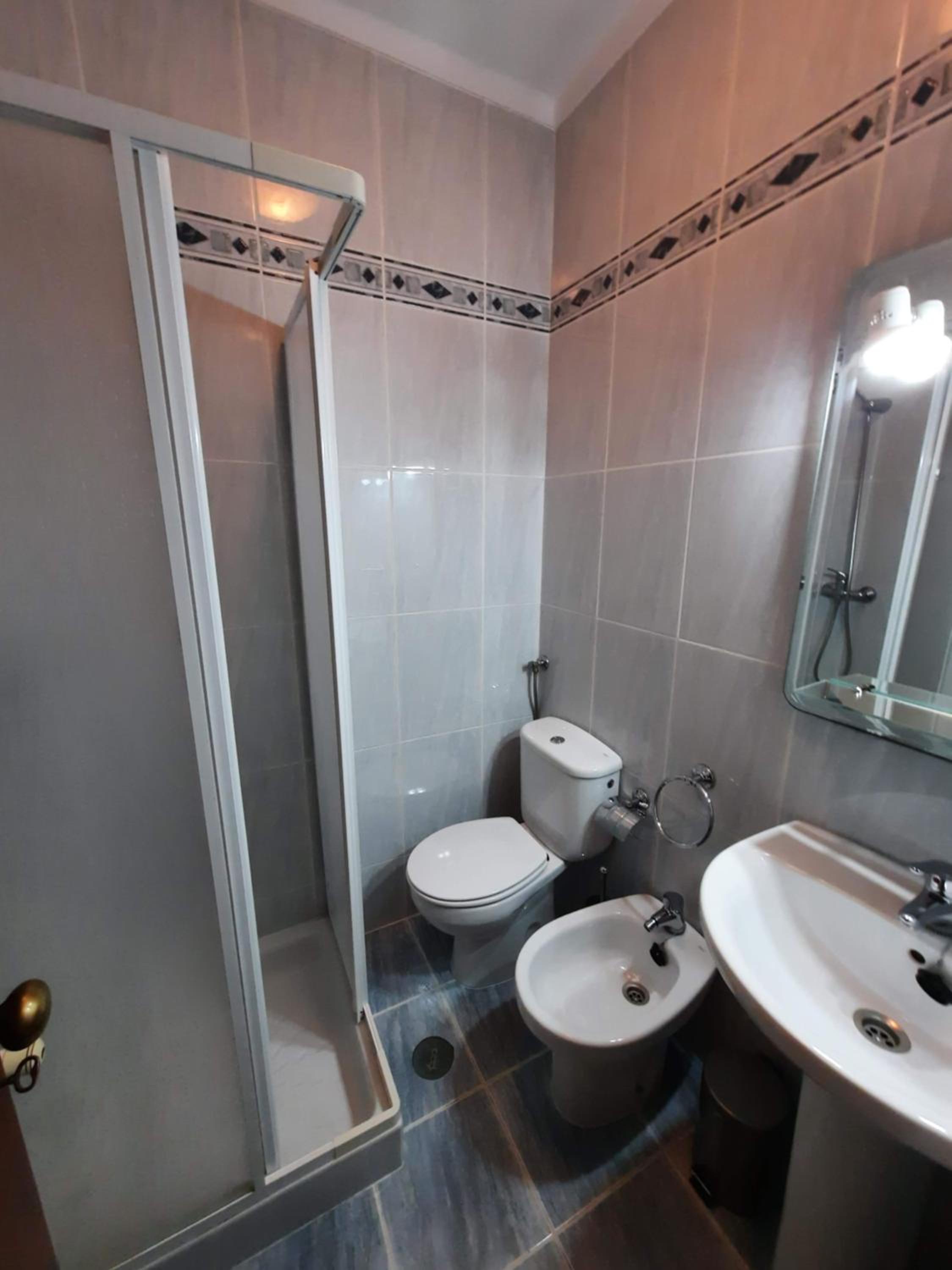 Double Room with Private Bathroom - Photo 2