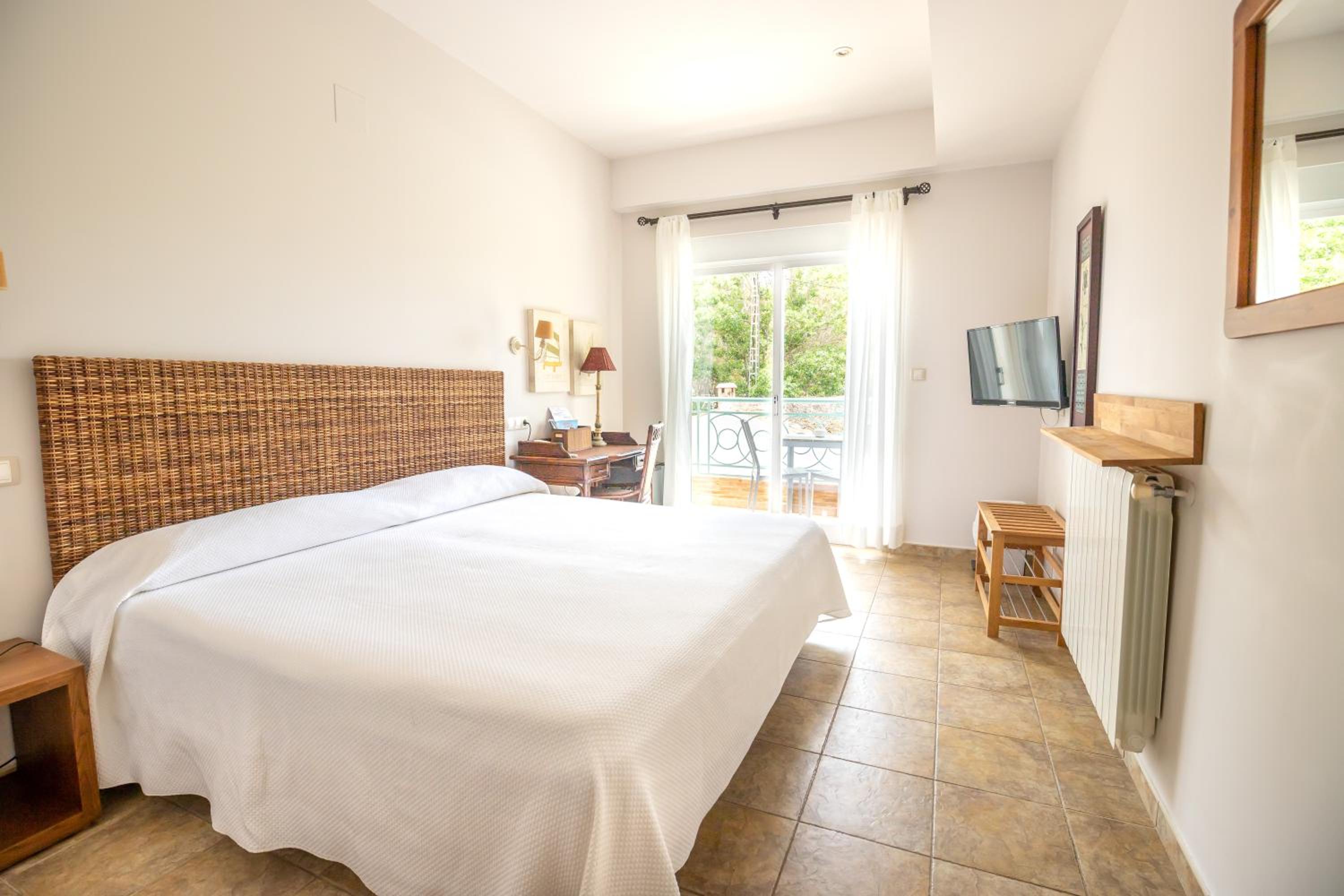 Double or Twin Room with Side Sea View - Photo 4