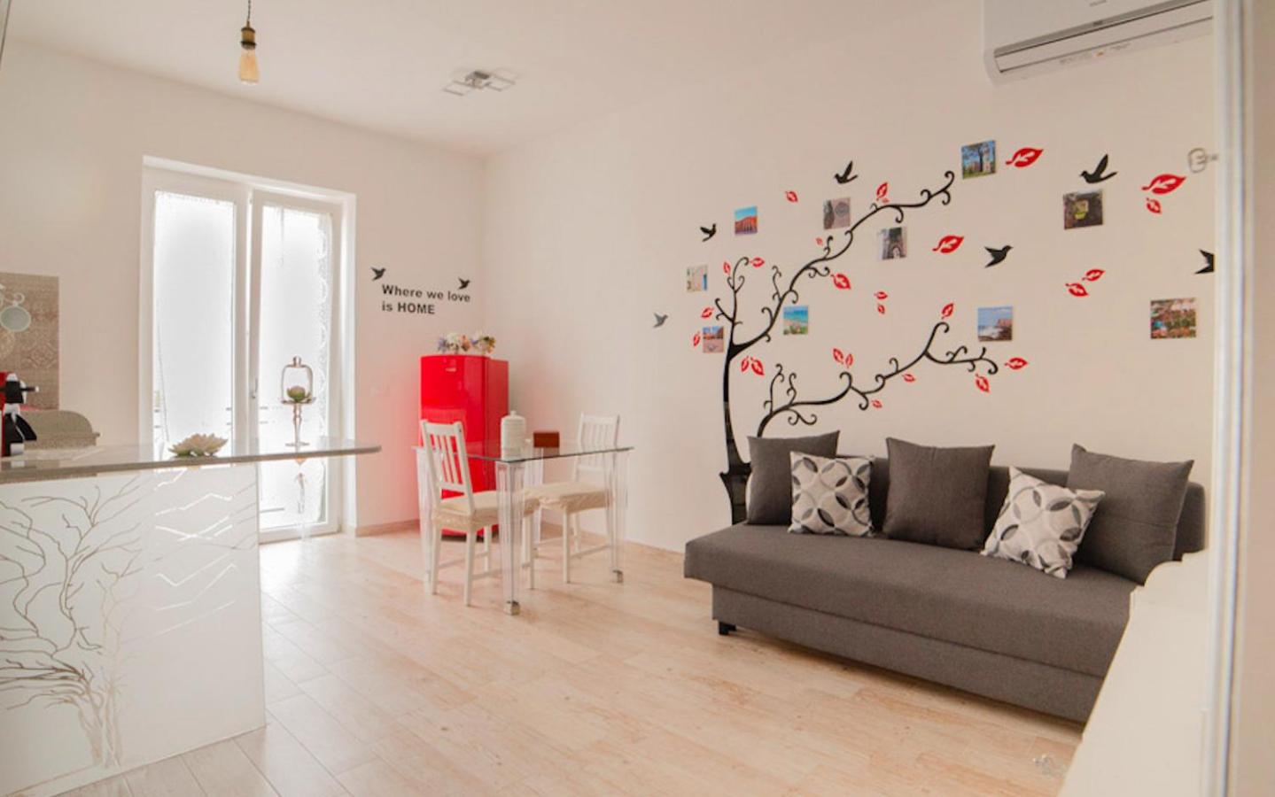 One-Bedroom Apartment - Photo 1