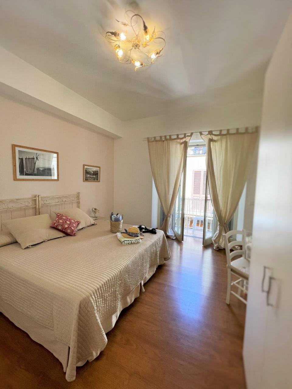 Double or Twin Room with Private Bathroom - Photo 7