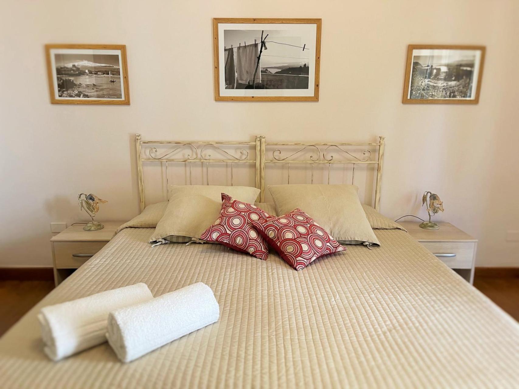 Double or Twin Room with Private Bathroom - Photo 8