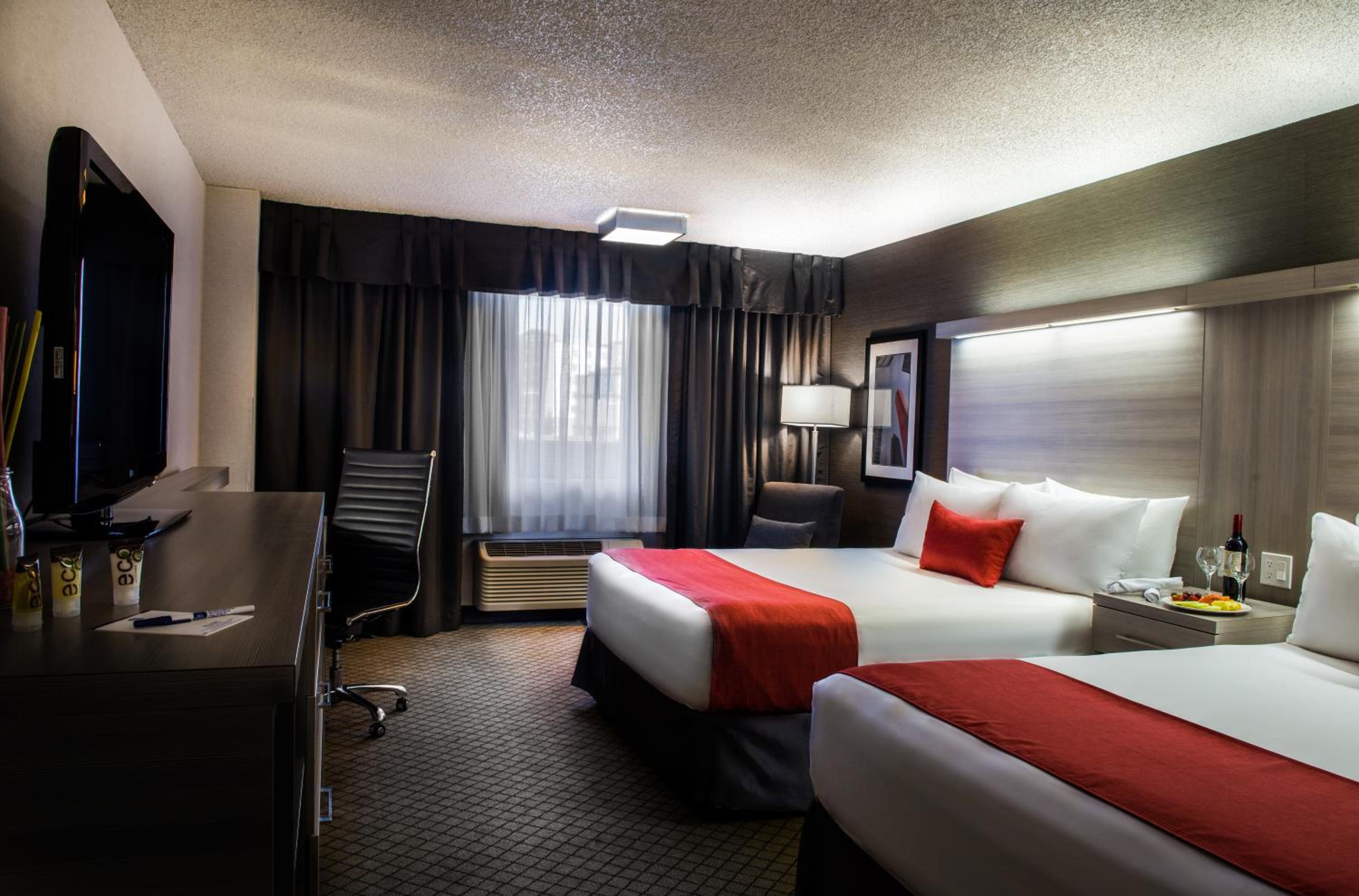 Queen Room with Two Queen Beds - Pet Friendly/Non-Smoking - Photo 6