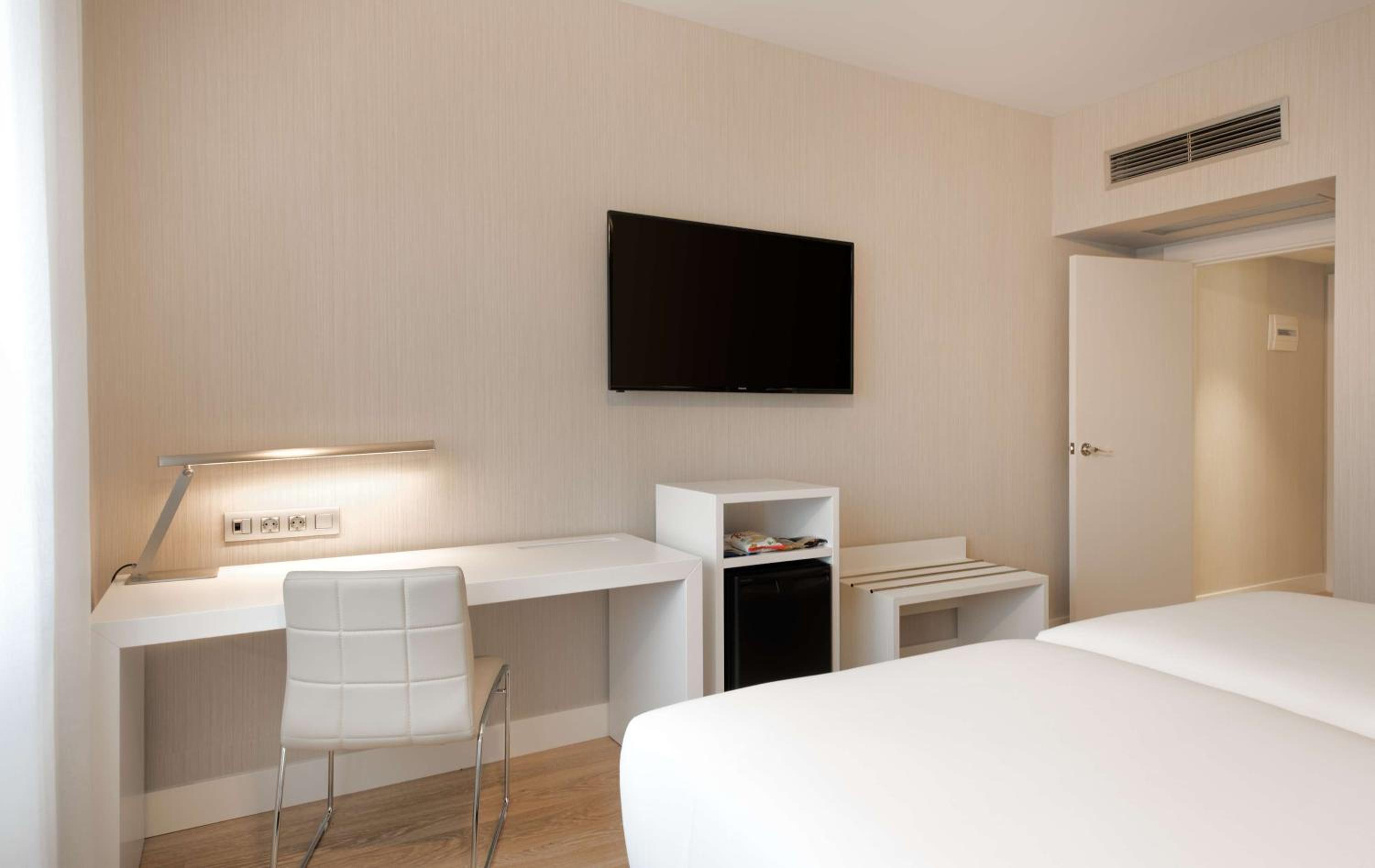 Standard Double or Twin Room thumbnail 6