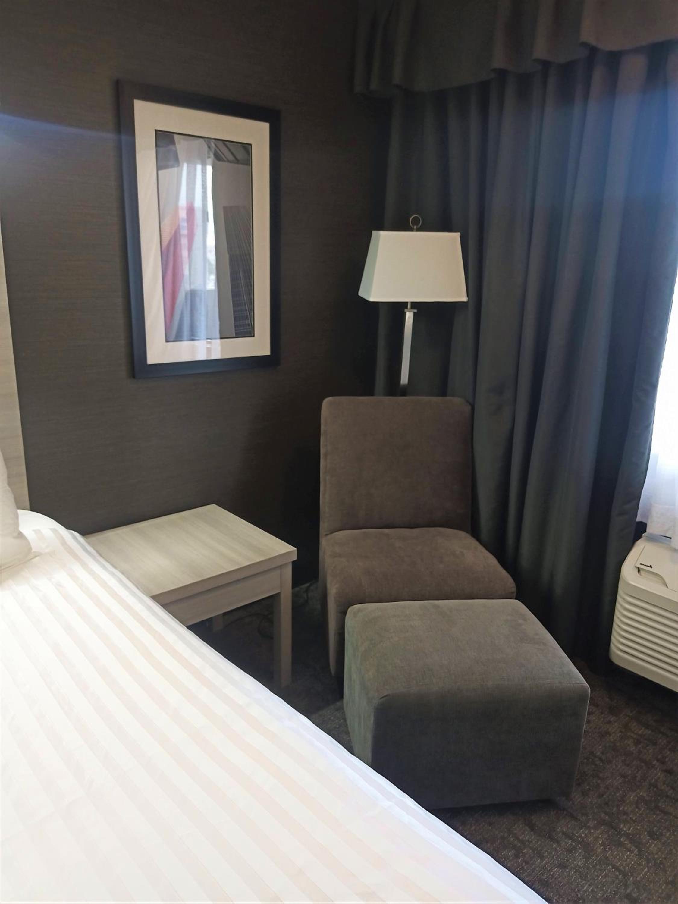 Queen Room with Two Queen Beds - Pet Friendly/Non-Smoking - Photo 8