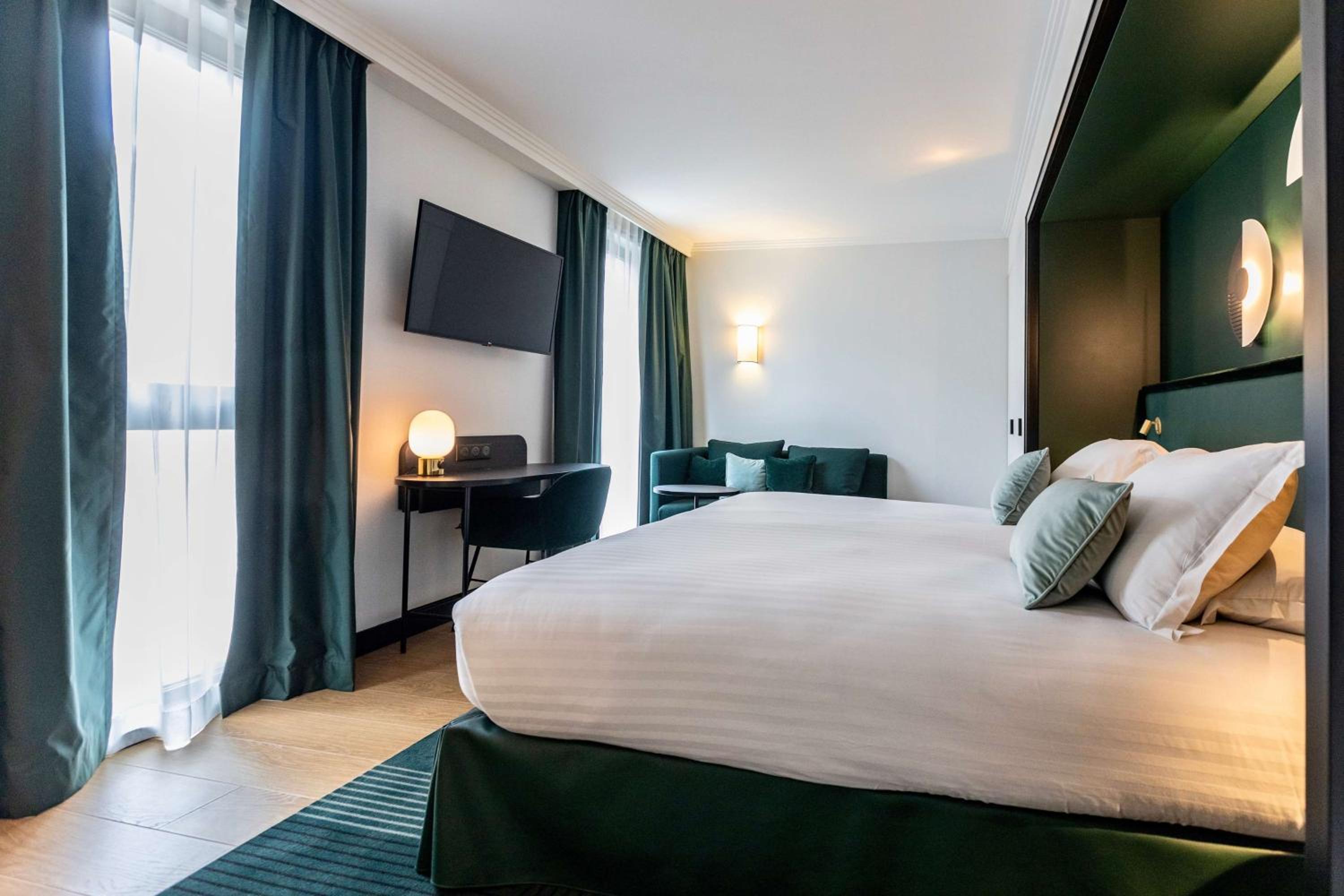 Deluxe King Room with Sofa Bed photo 3