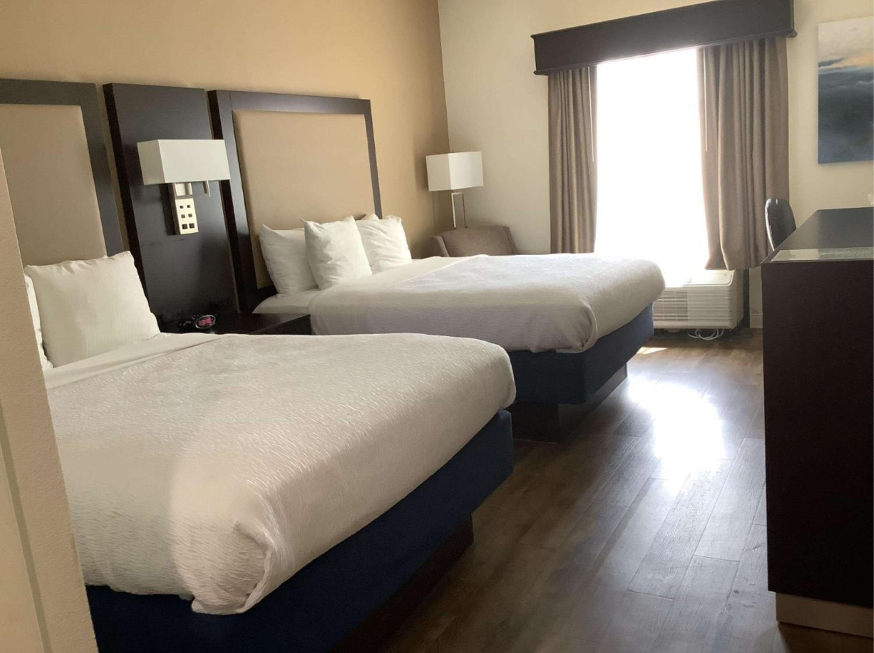 Queen Room with Two Queen Beds - Non-Smoking photo 2