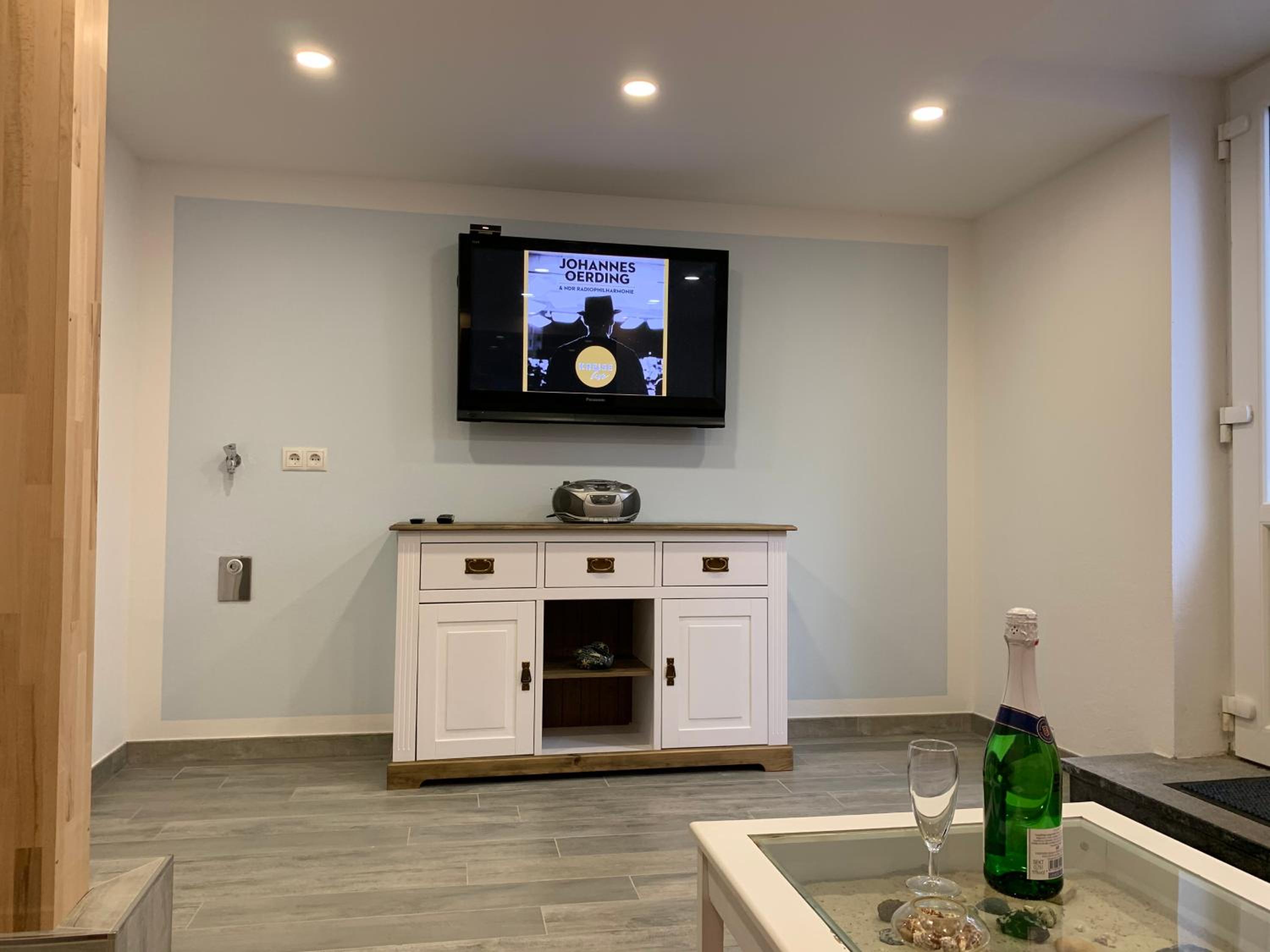 Half-Basement Apartment with Garden access photo 2
