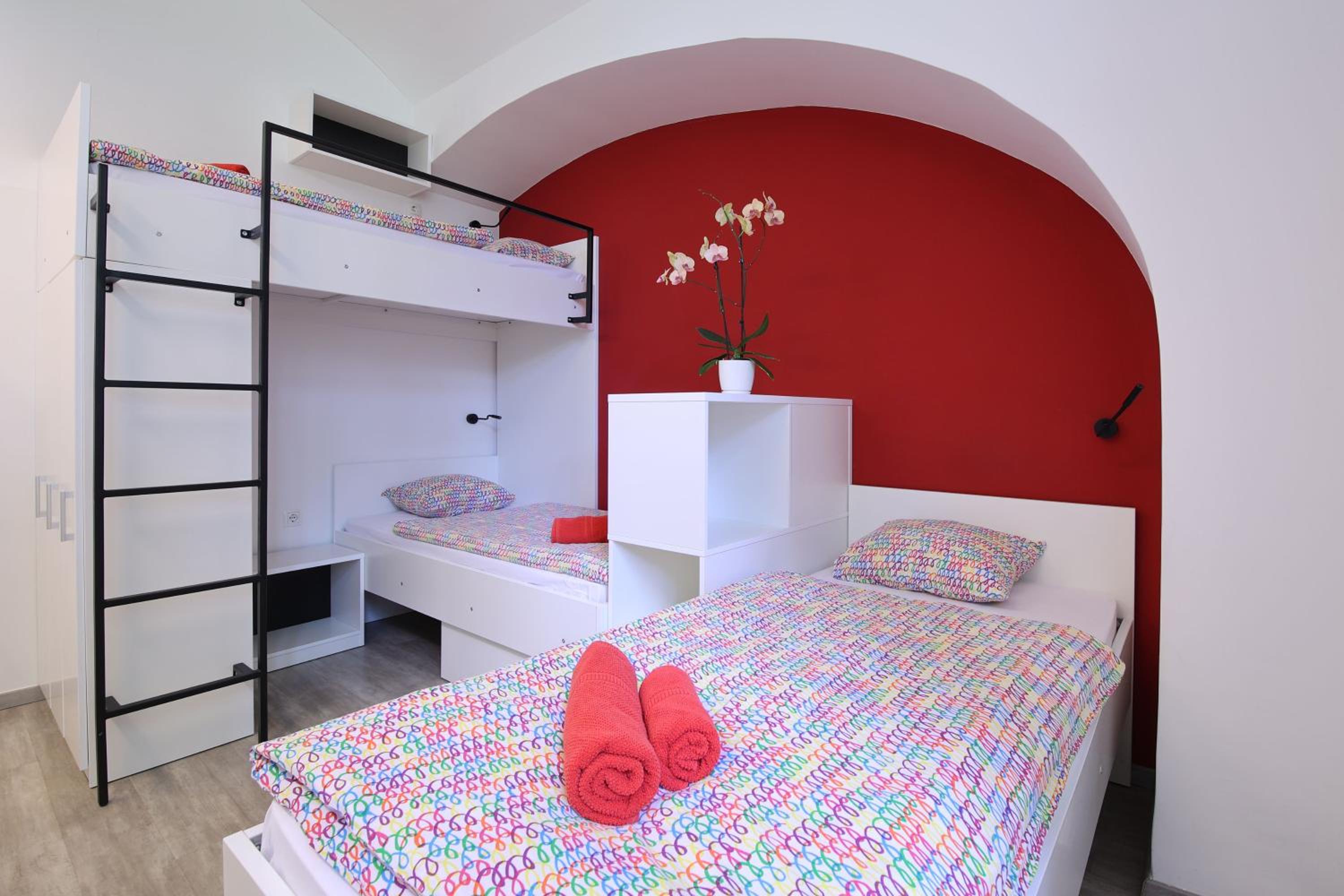 Bed in 3-Bed Mixed Dormitory Room photo 2