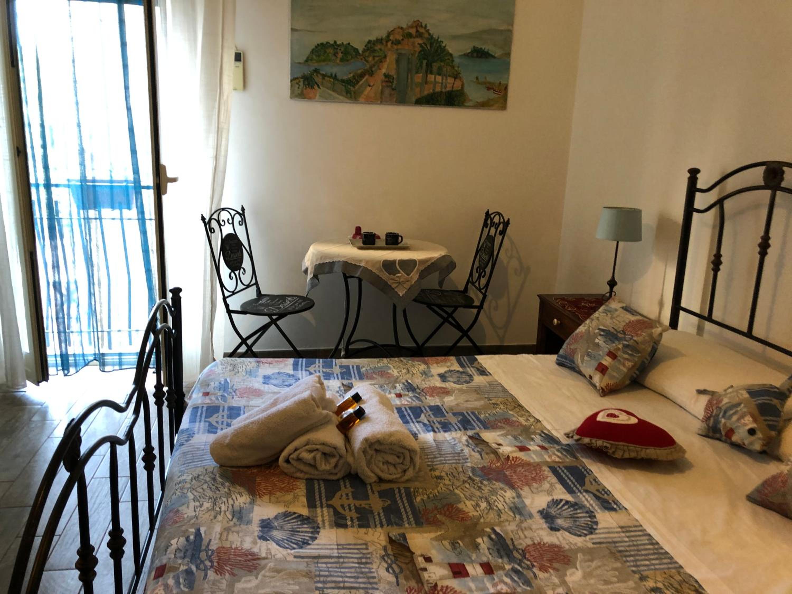 Double Room with Balcony - Photo 6