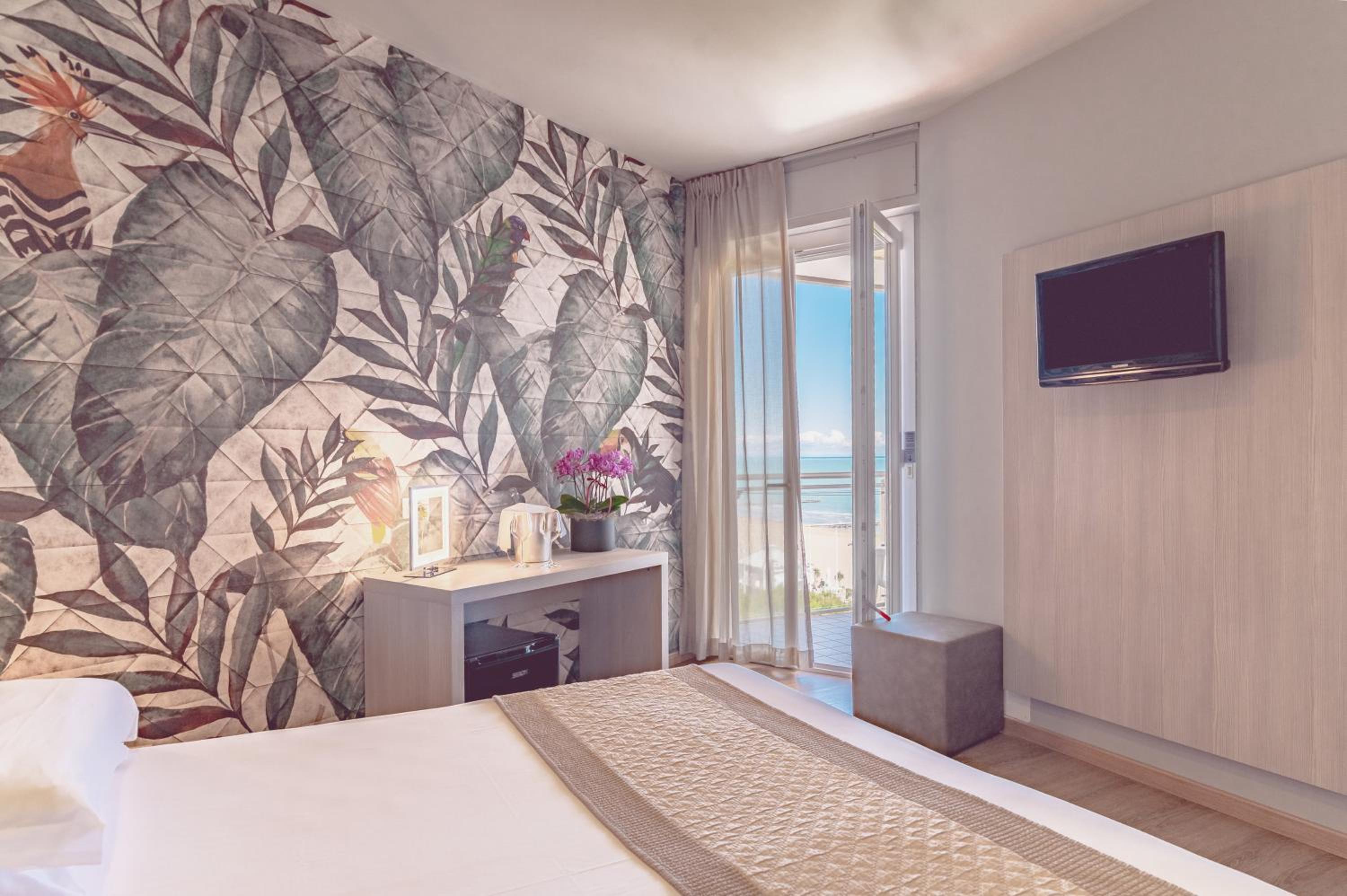 Deluxe Double Room with Lateral Sea View photo 1