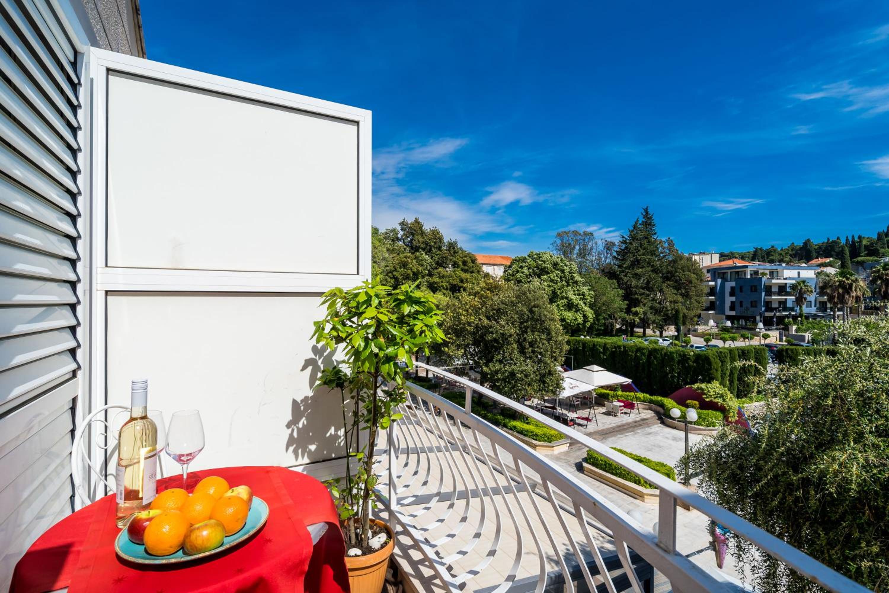 Triple Room with Balcony thumbnail 6
