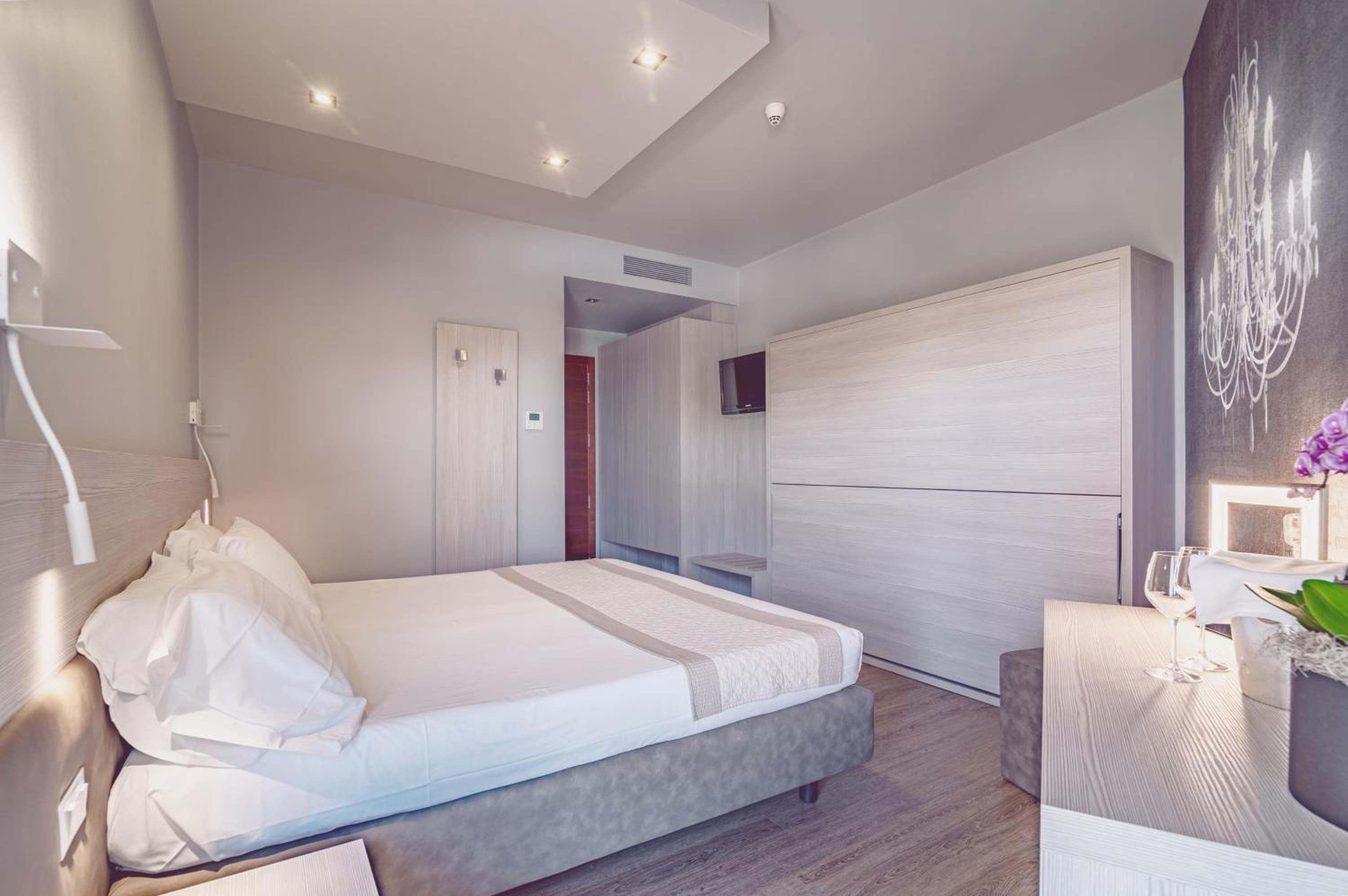 Deluxe Triple Room with Lateral Sea View photo 1