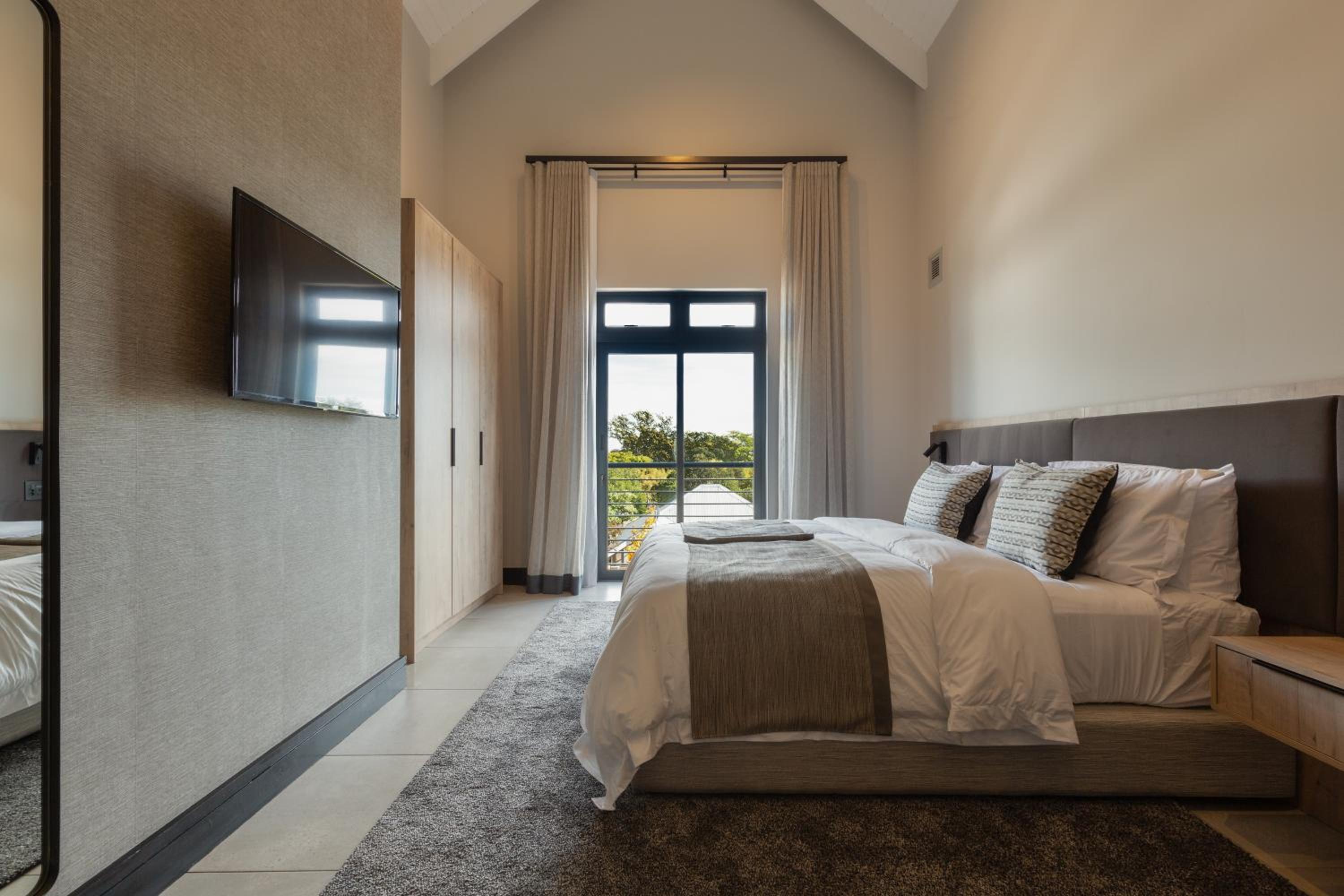 Executive Room - Photo 5