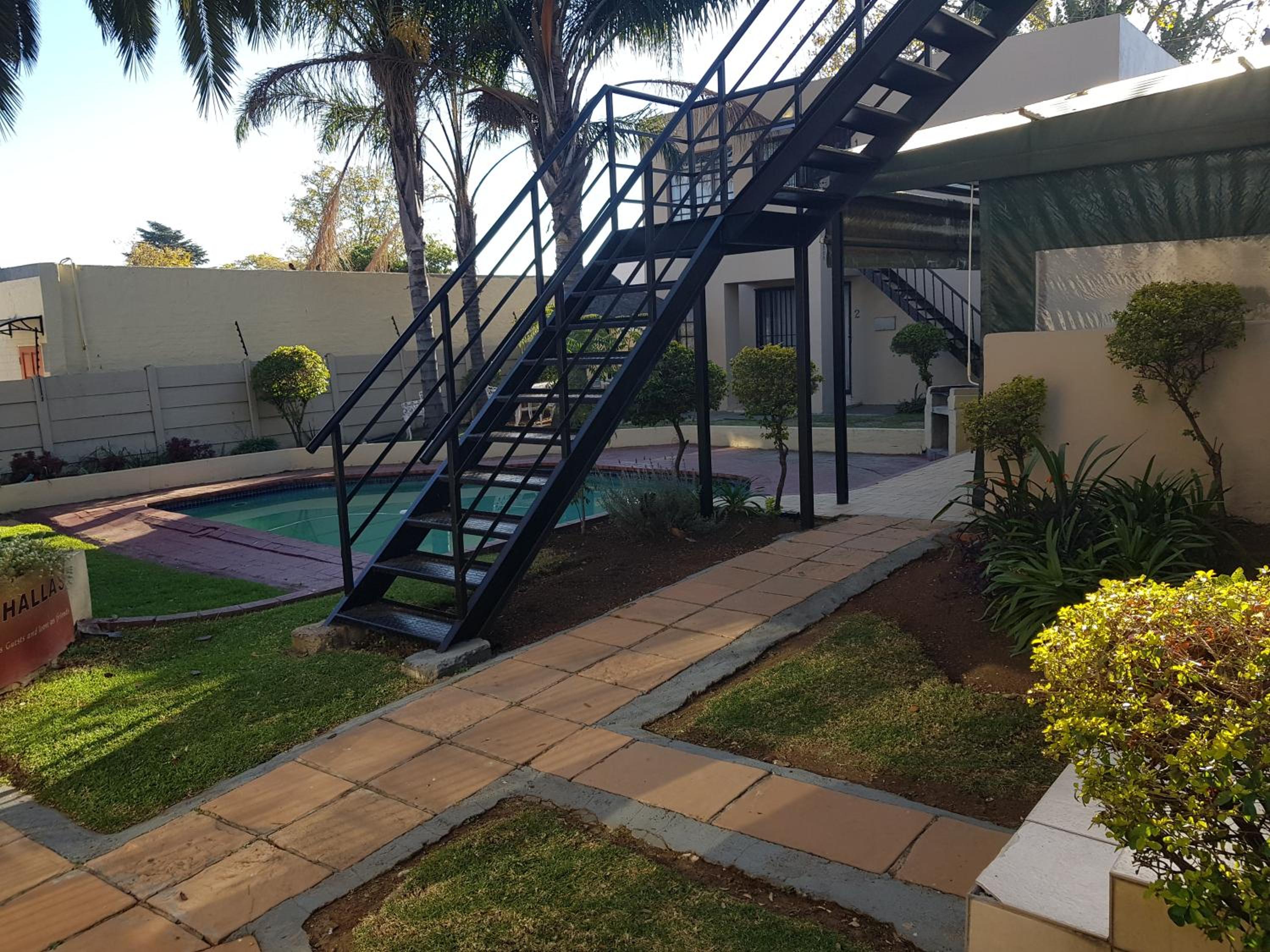 Apartment with Balcony - Photo 2