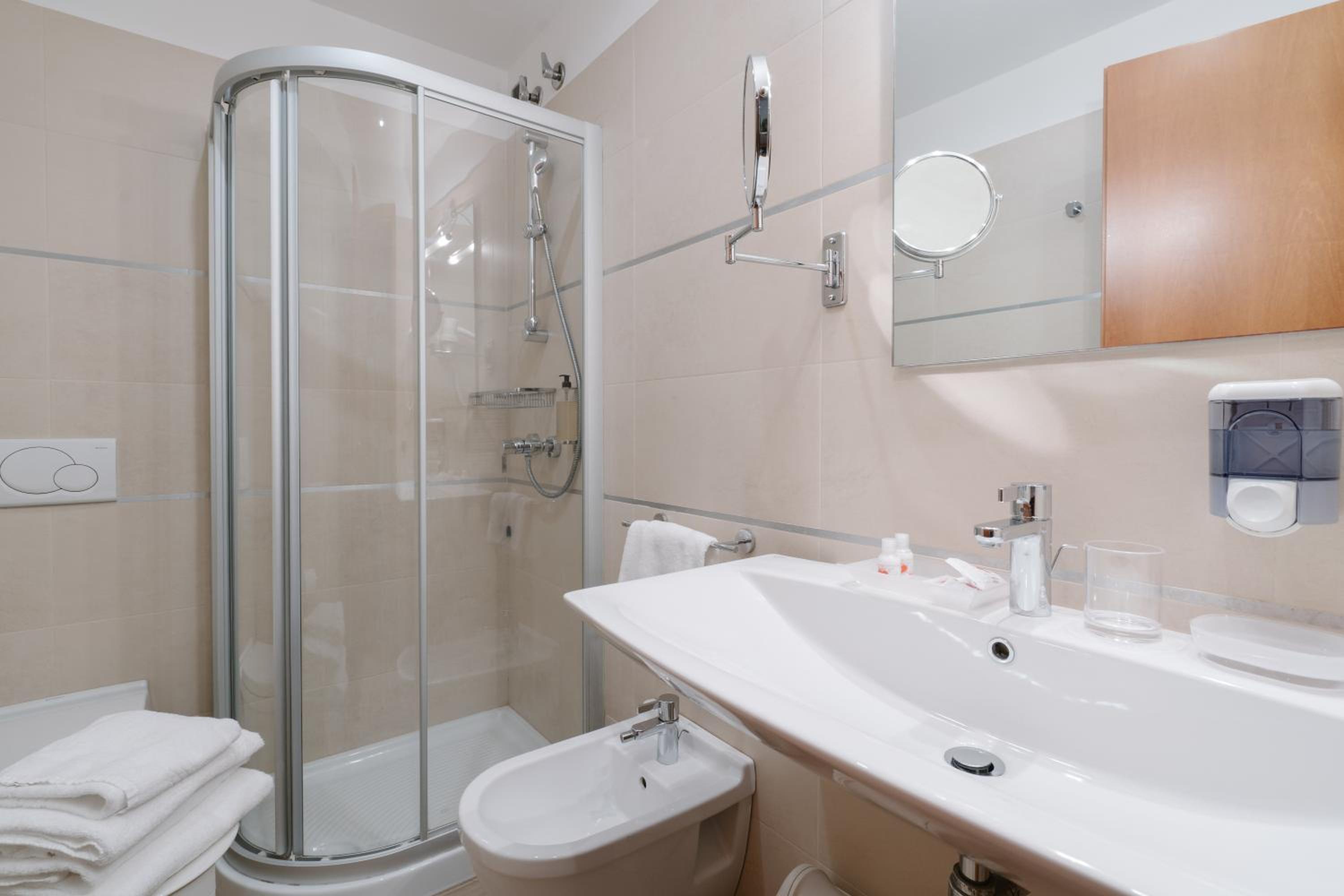 Double or Twin Room - Photo 9