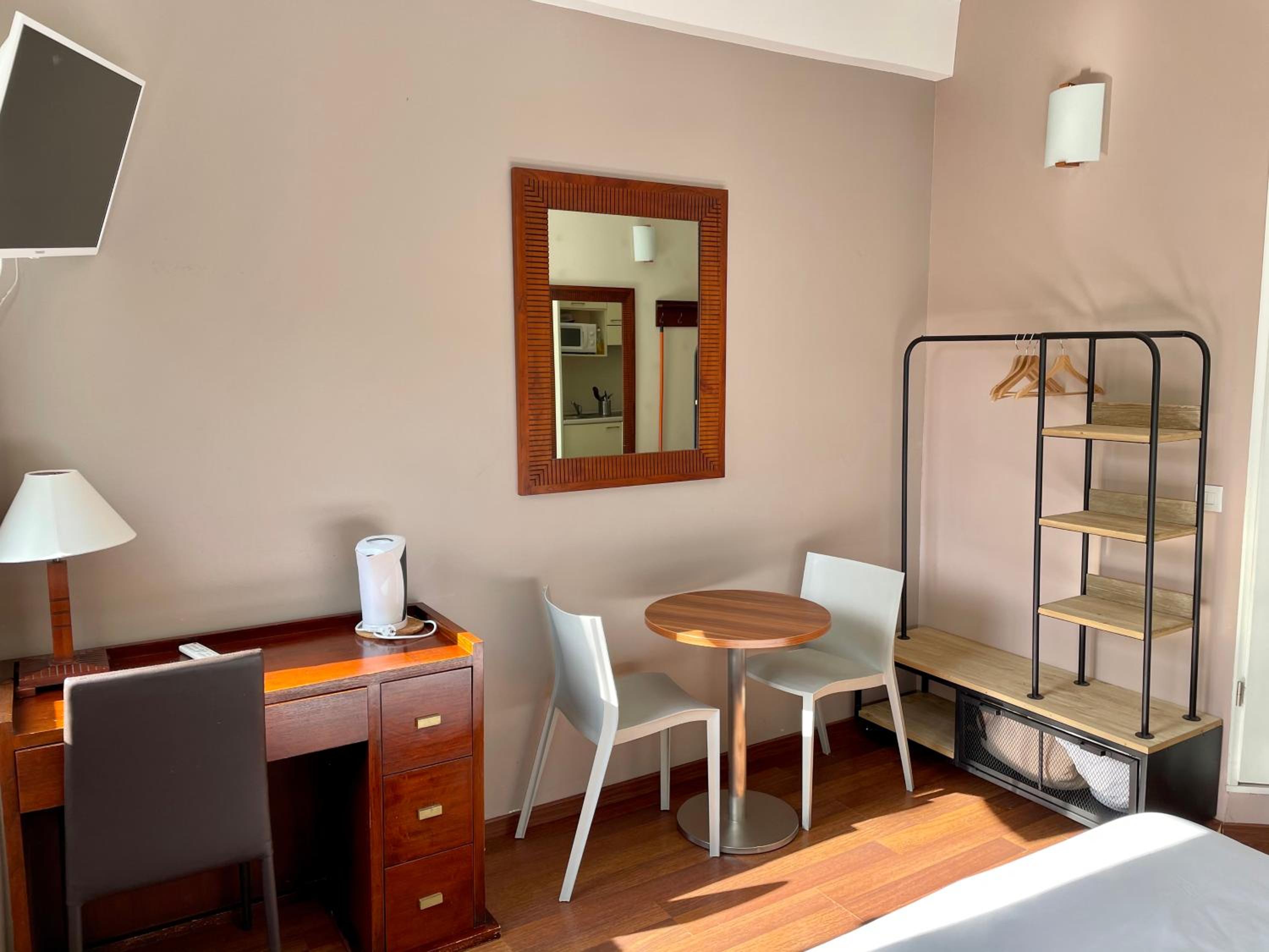 Studio with Double Bed - Photo 9