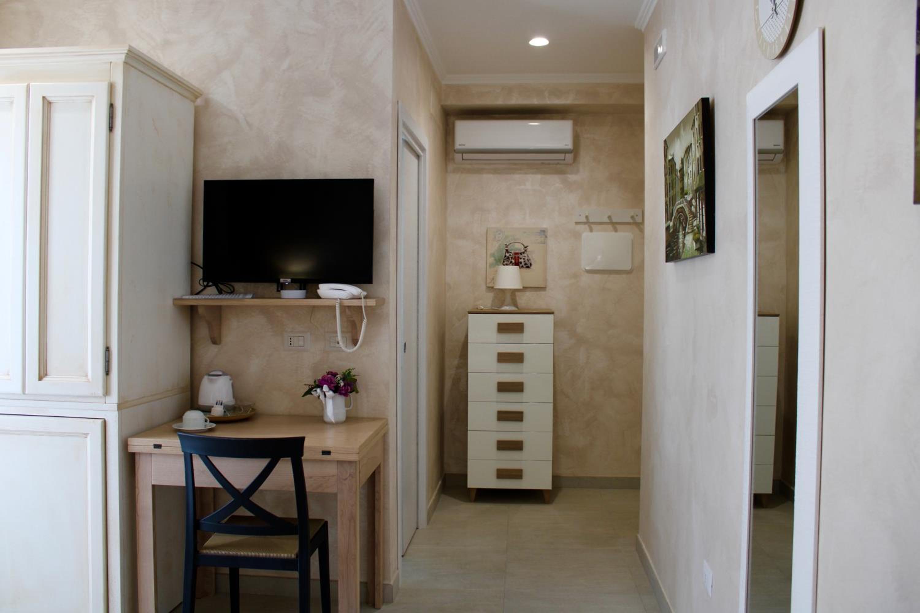 Deluxe Double Room with Balcony and Sea View photo 2