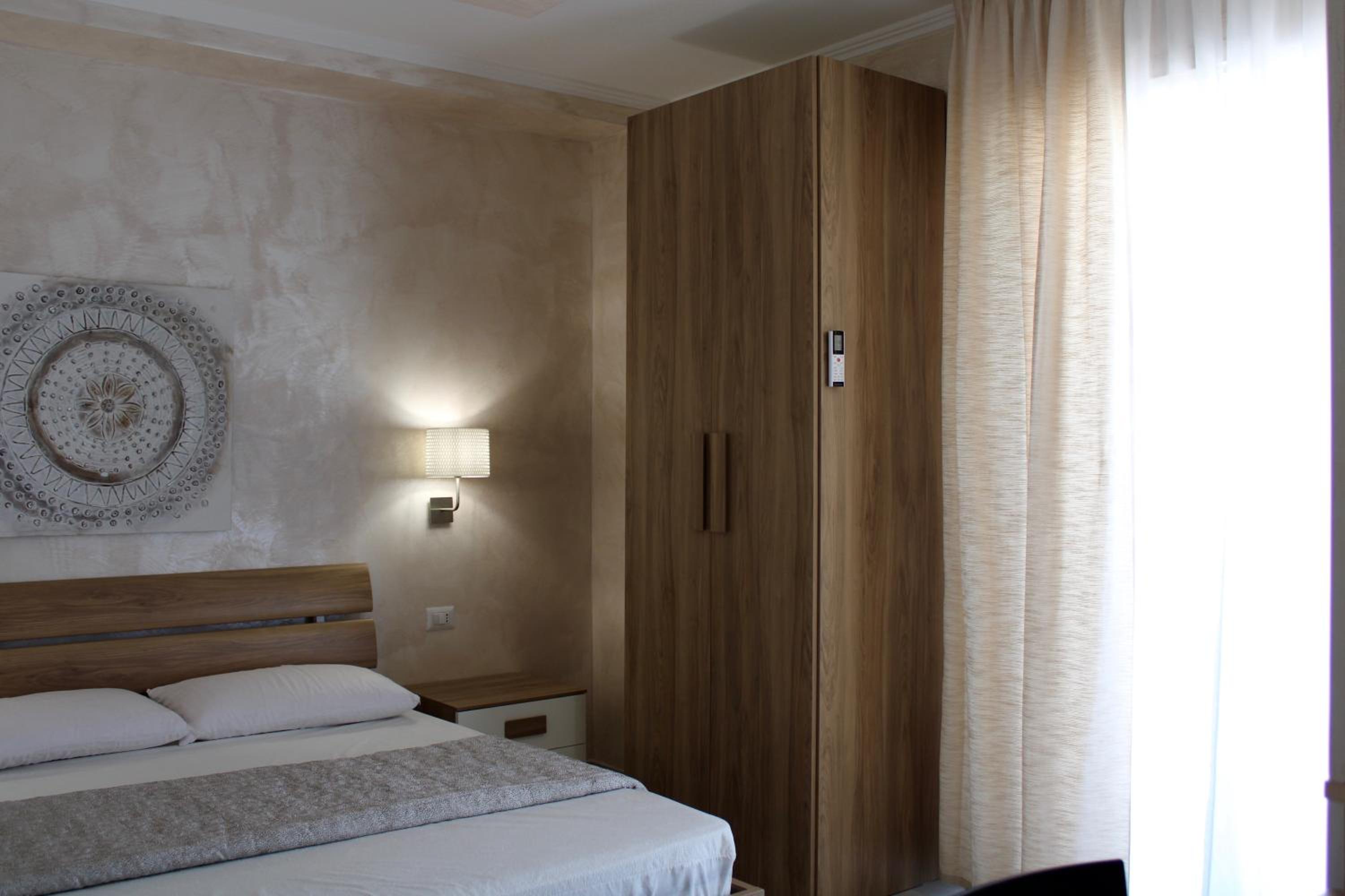 Deluxe Double Room with Balcony and Sea View photo 3