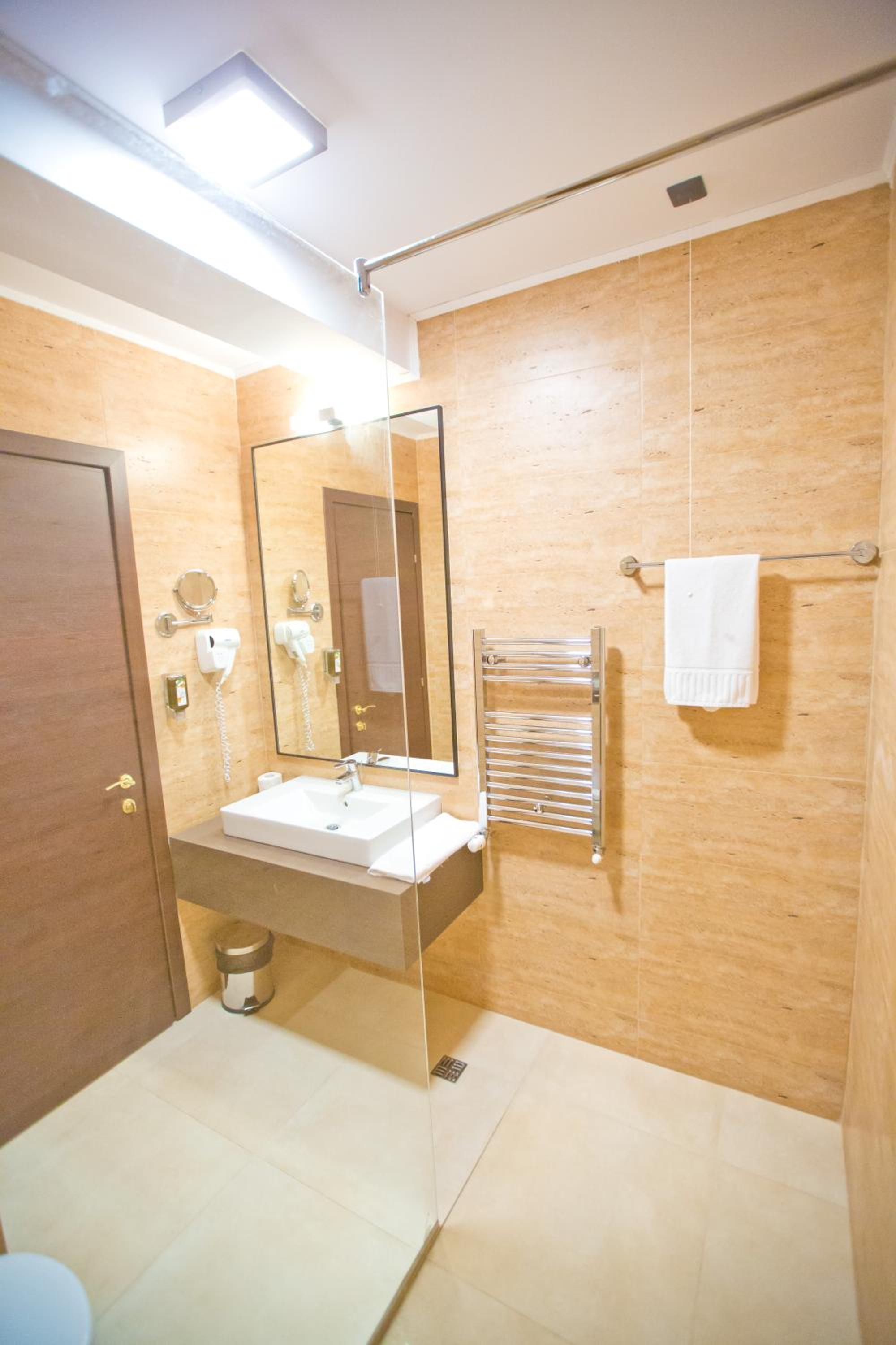 Superior Double or Twin Room - Photo 9