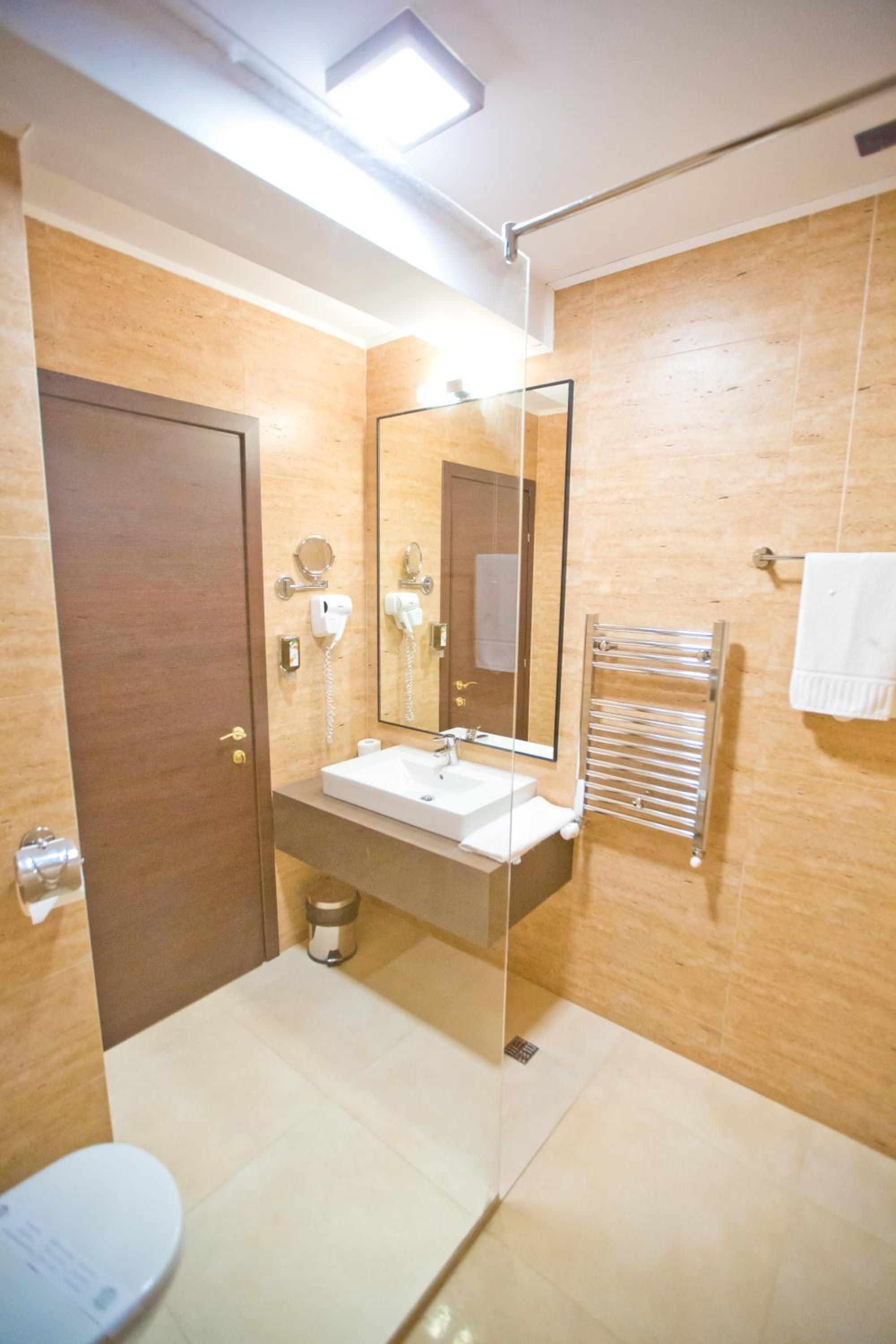Superior Double or Twin Room - Photo 12
