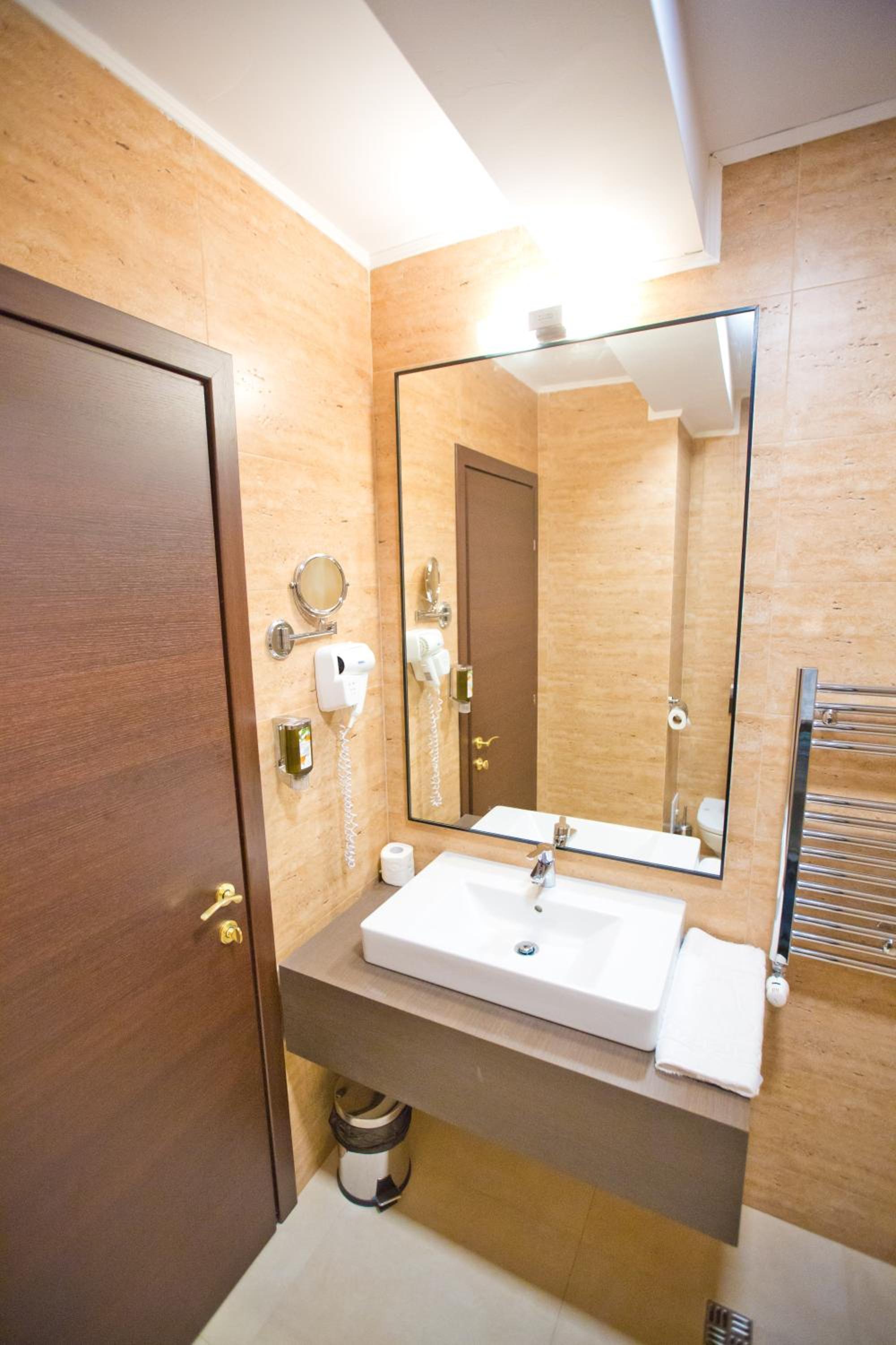 Superior Double or Twin Room - Photo 13