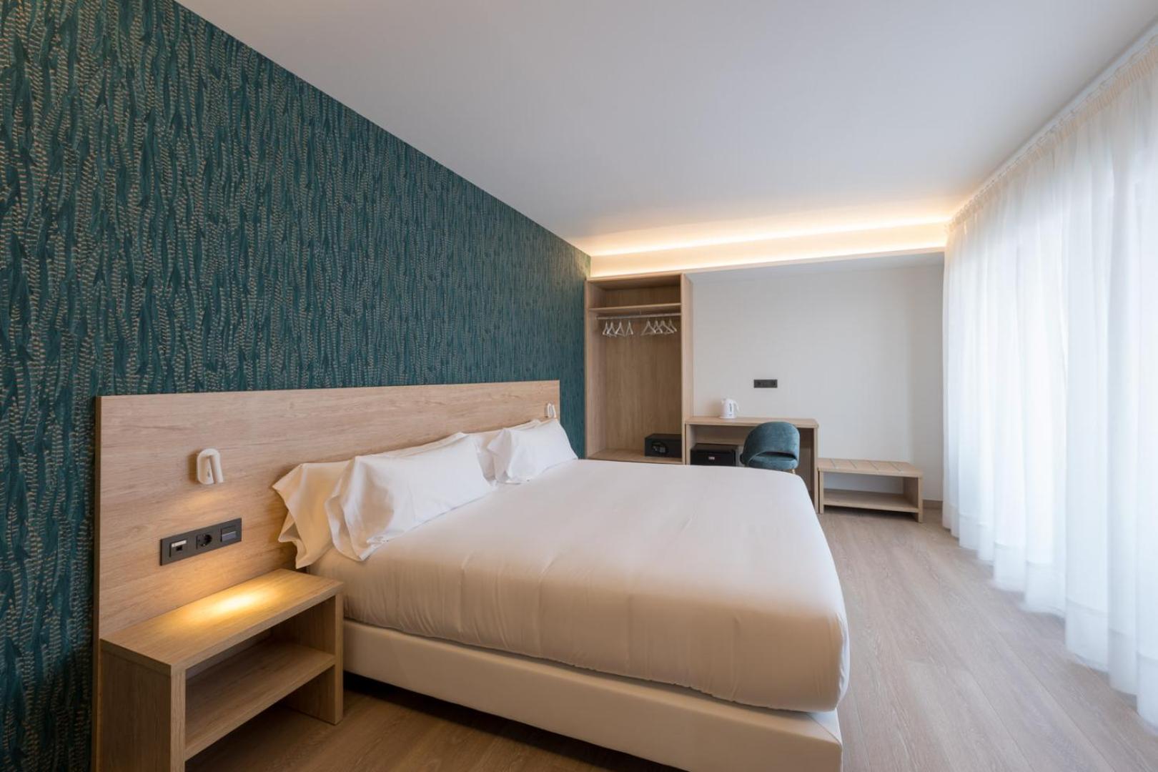 Deluxe Double Room with Balcony and Sea View photo 2