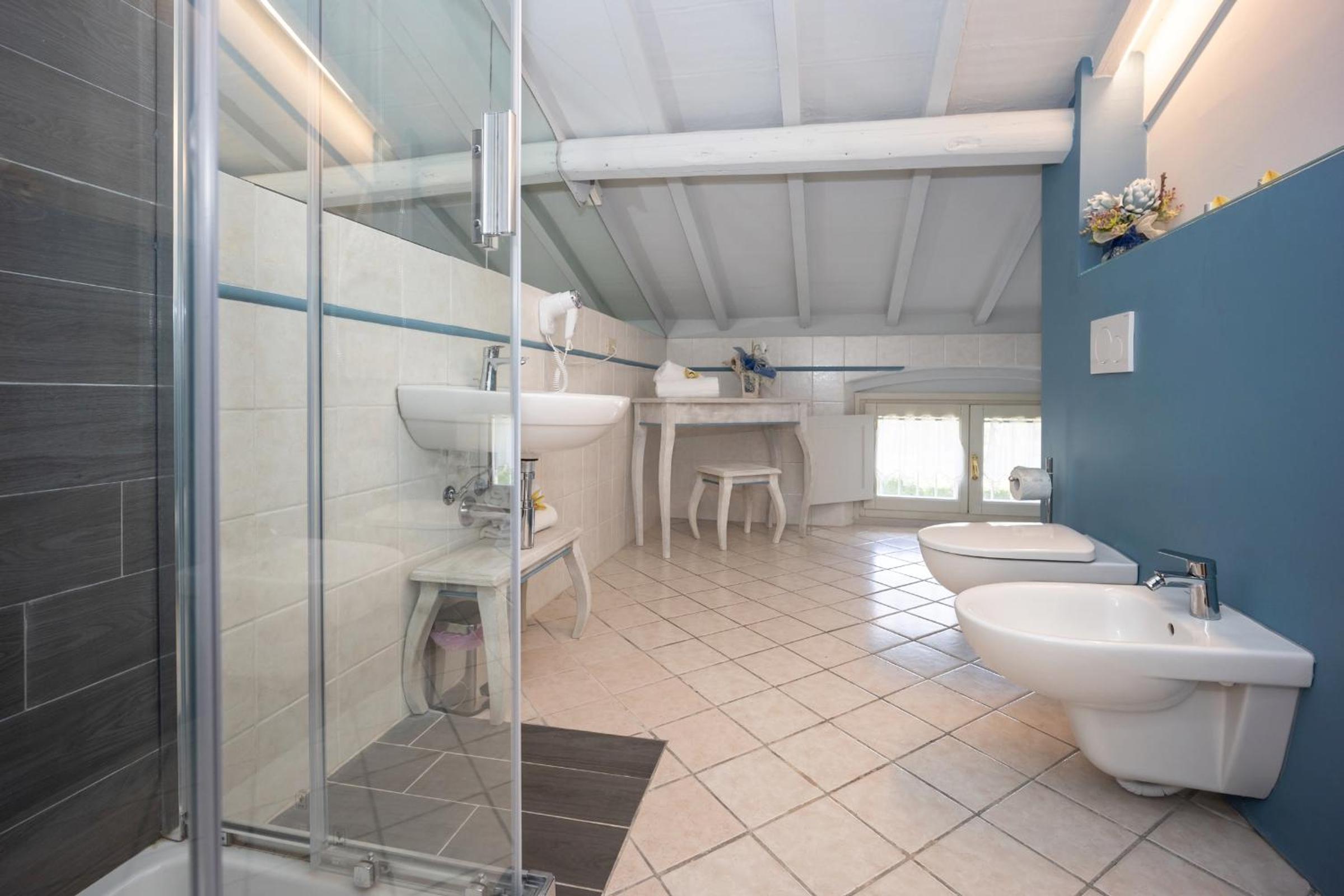 Family Room with Private Bathroom - Photo 7