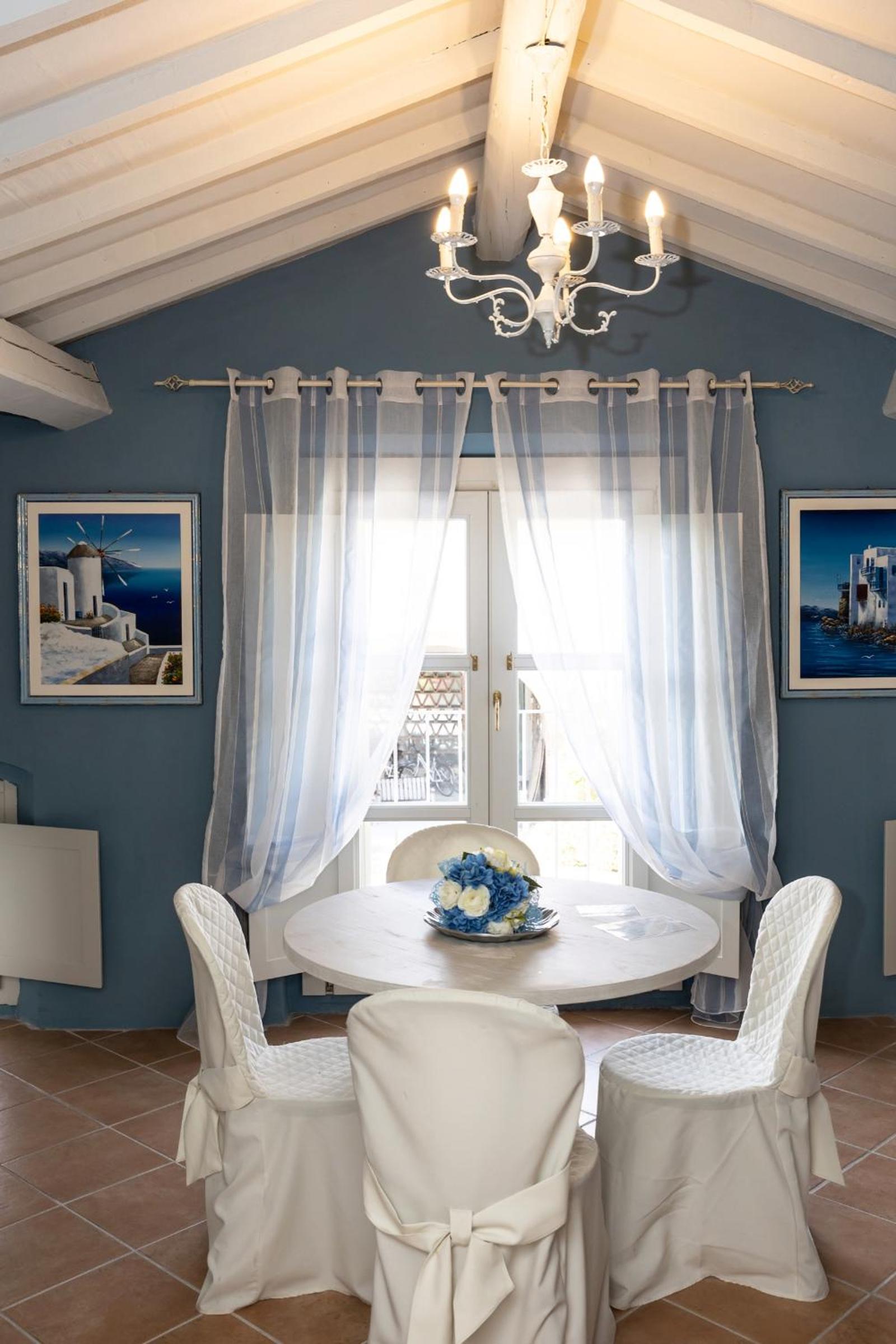 Family Room with Private Bathroom - Photo 2