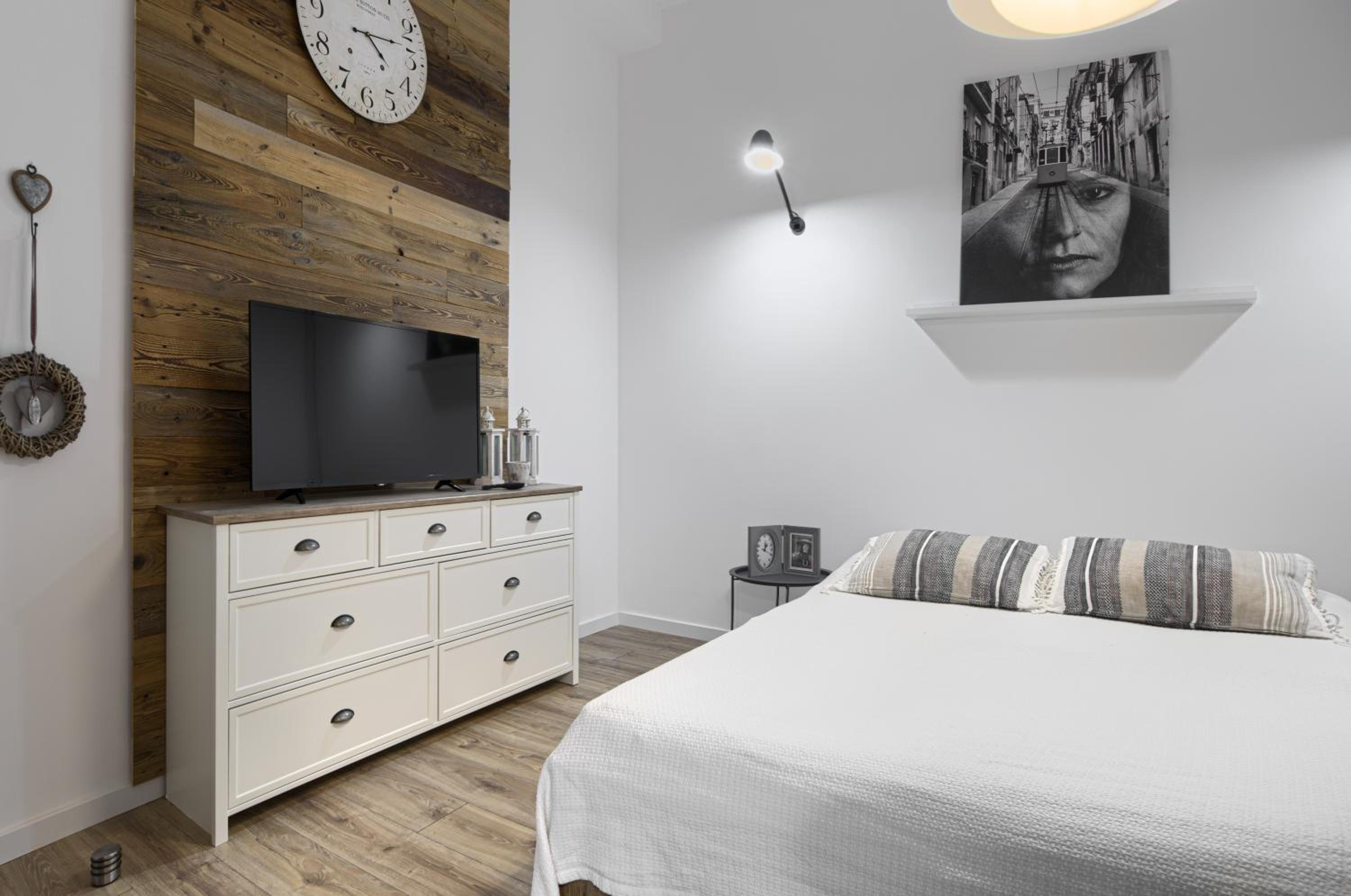 One-Bedroom Apartment - Photo 1