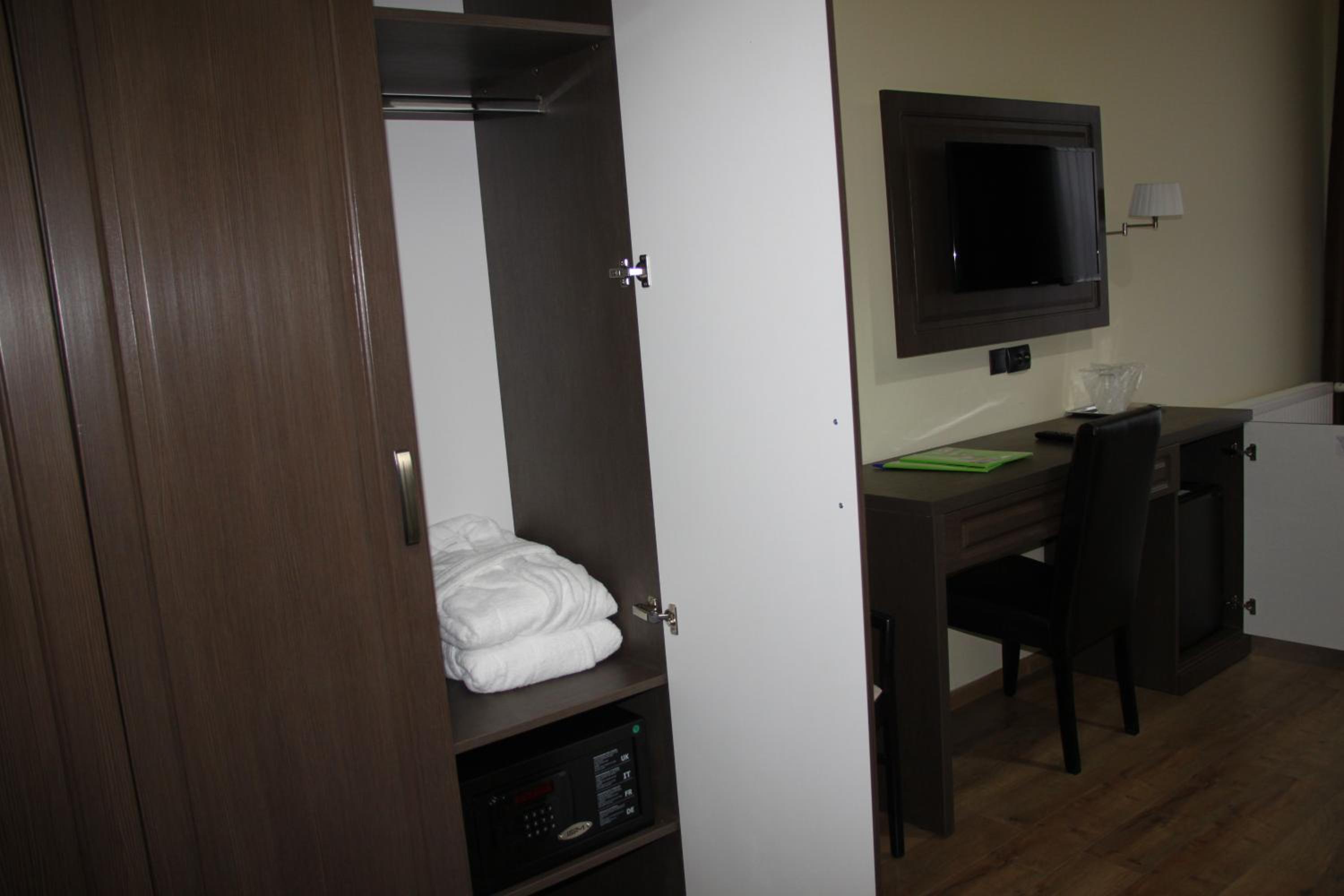 Deluxe Double Room - Photo 8