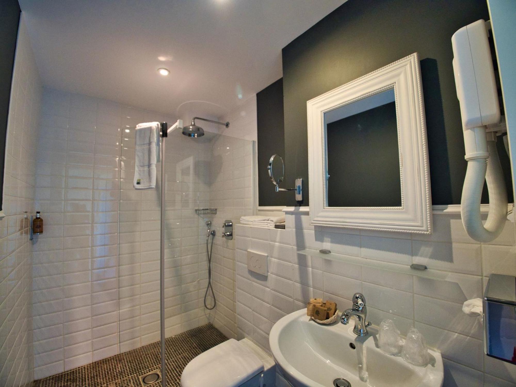 Deluxe Double Room - Photo 8