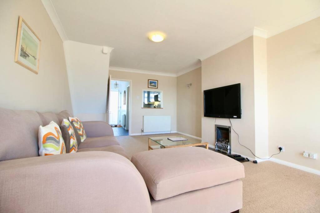Three-Bedroom House photo 2