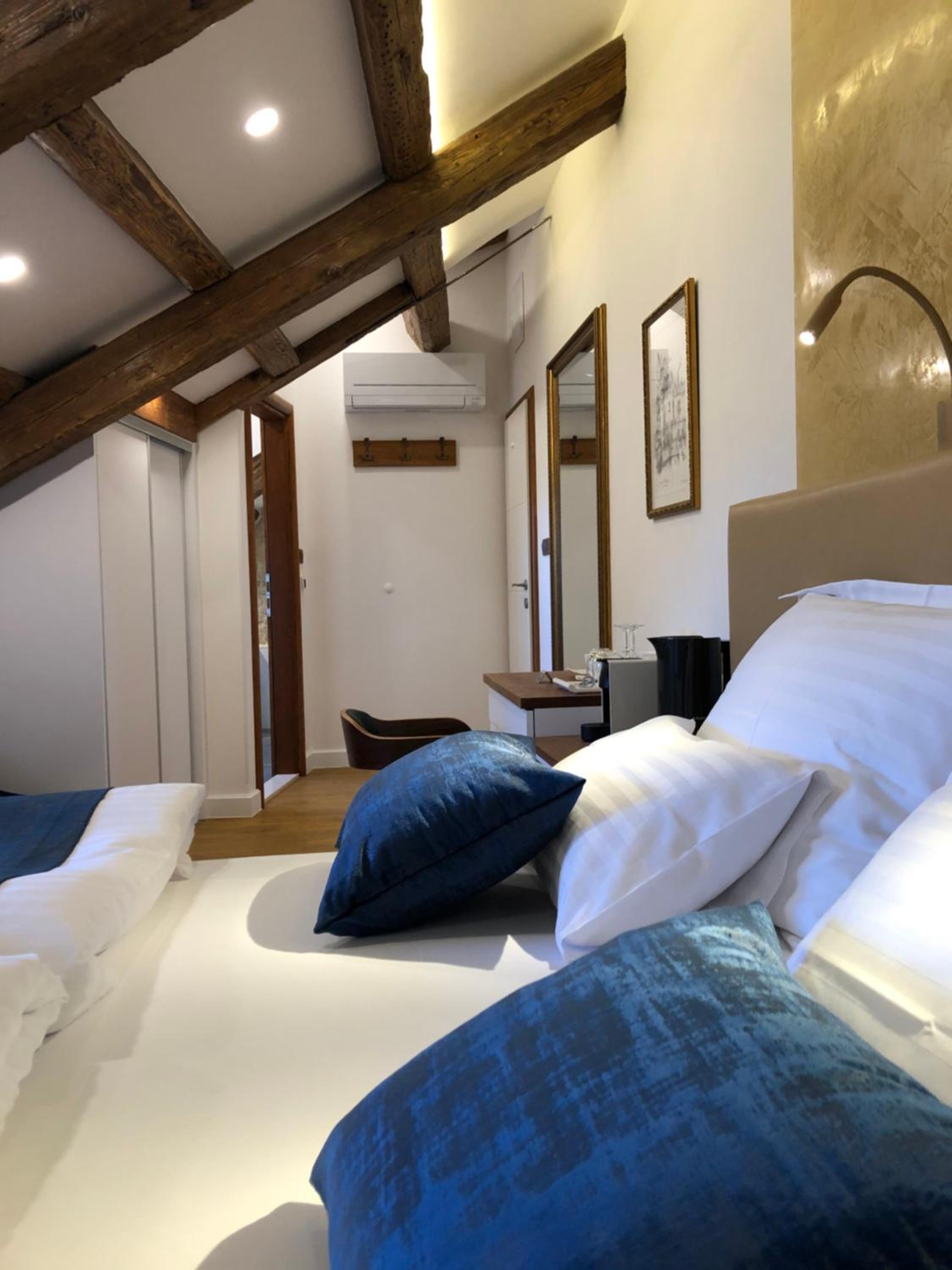 Deluxe King Room - Photo 7